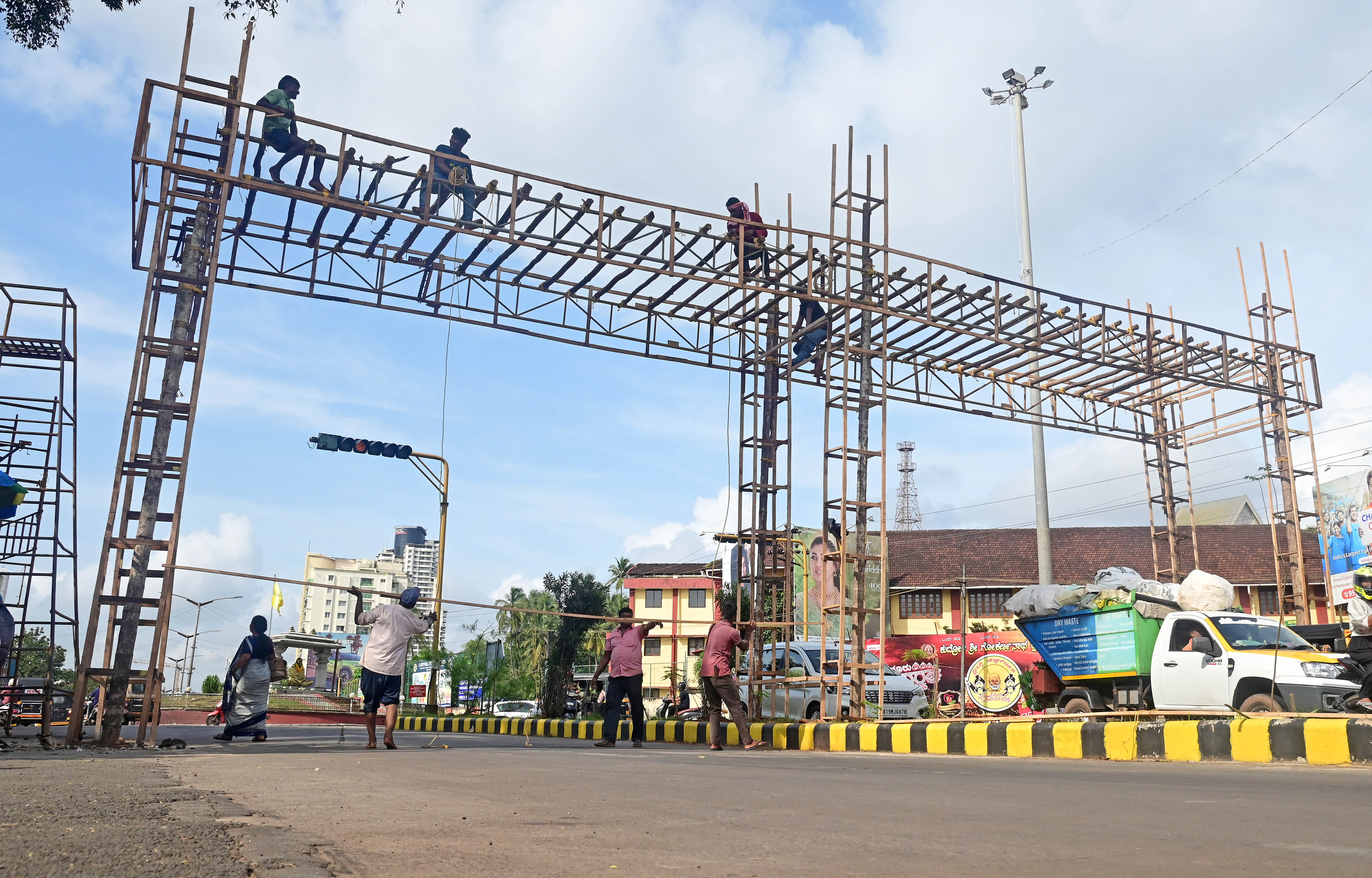 ಮಂಗಳೂರು ದಸರಾ ಪ್ರಯುಕ್ತ ನಗರದ ಪ್ರಮುಖ ರಸ್ತೆಗಳಲ್ಲಿ ದೀಪಾಲಂಕಾರದ ಸಿದ್ಧತೆ ನಡೆಯುತ್ತಿದೆ  ಪ್ರಜಾವಾಣಿ ಚಿತ್ರ ಫಕ್ರುದ್ದೀನ್ ಎಚ್‌