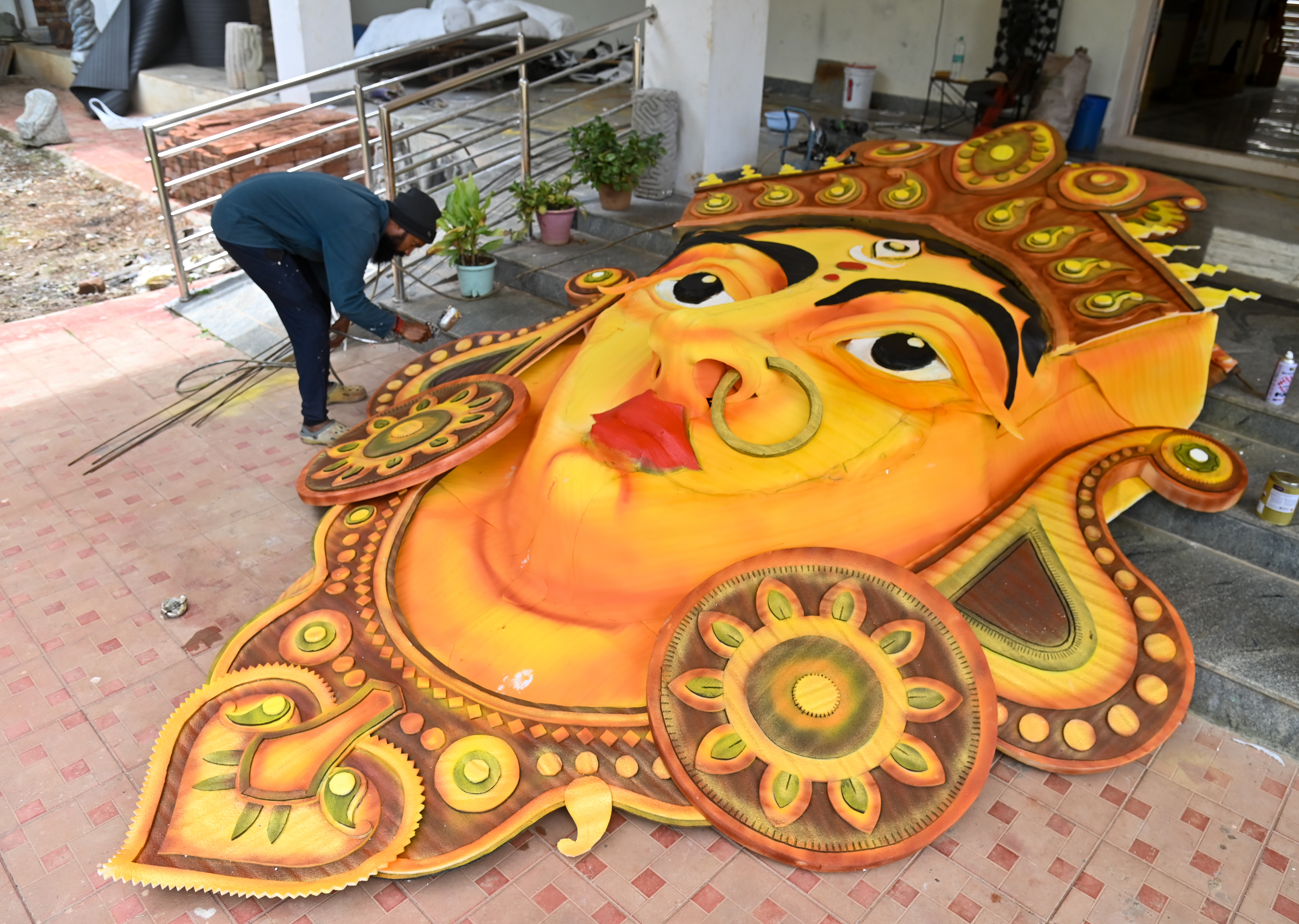 ಕಲಾವಿದರೊಬ್ಬರು ಚಾಮುಂಡೇಶ್ವರಿ ದೇವಿಯ ಕಲಾಕೃತಿಗೆ ಭಾನುವಾರ ಅಂತಿಮ ಸ್ಪರ್ಶ ನೀಡಿದರು 