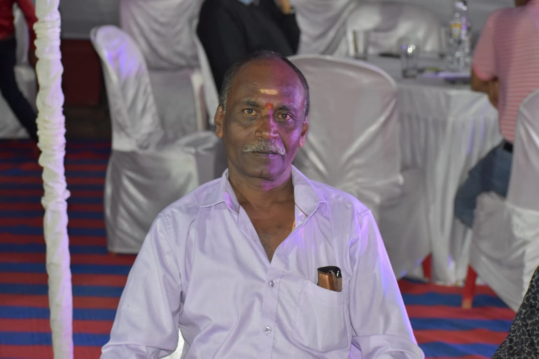 ಚಾಮಿ ಕುಂದೂರು ಮೊಟ್ಟೆ ಚೌಟಿ ಮಾರಿಯಮ್ಮ ದೇಗುಲದ ಕರಗವ್ರತಧಾರಿ.