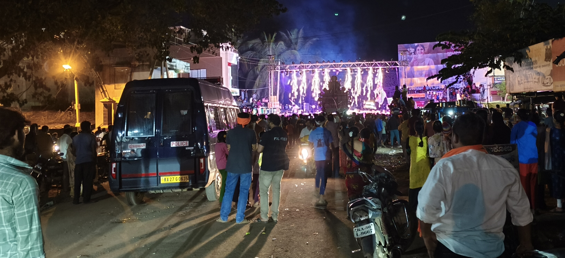 ಬ್ಯಾಡಗಿ ಪಟ್ಟಣದ ಅಗಸನಹಳ್ಳಿಯಲ್ಲಿ ಹಿಂದೂ ರಾಷ್ಟ್ರ ಸ್ವಯಂ ಸೇವಾ ಸಂಘ ಪ್ರತಿಷ್ಠಾಪಿಸಿದ ‘ಬ್ಯಾಡಗಿ ಕಾ ರಾಜಾ‘ ಗಣೇಶ ಮೂರ್ತಿಯ ವಿಸರ್ಜನಾ ಕಾಲಕ್ಕೆ ಡಿಜೆ ಸದ್ದಿಗೆ ಕುಣಿದು ಕುಪ್ಪಳಿಸಿದ ಜನಸ್ತೋಮ