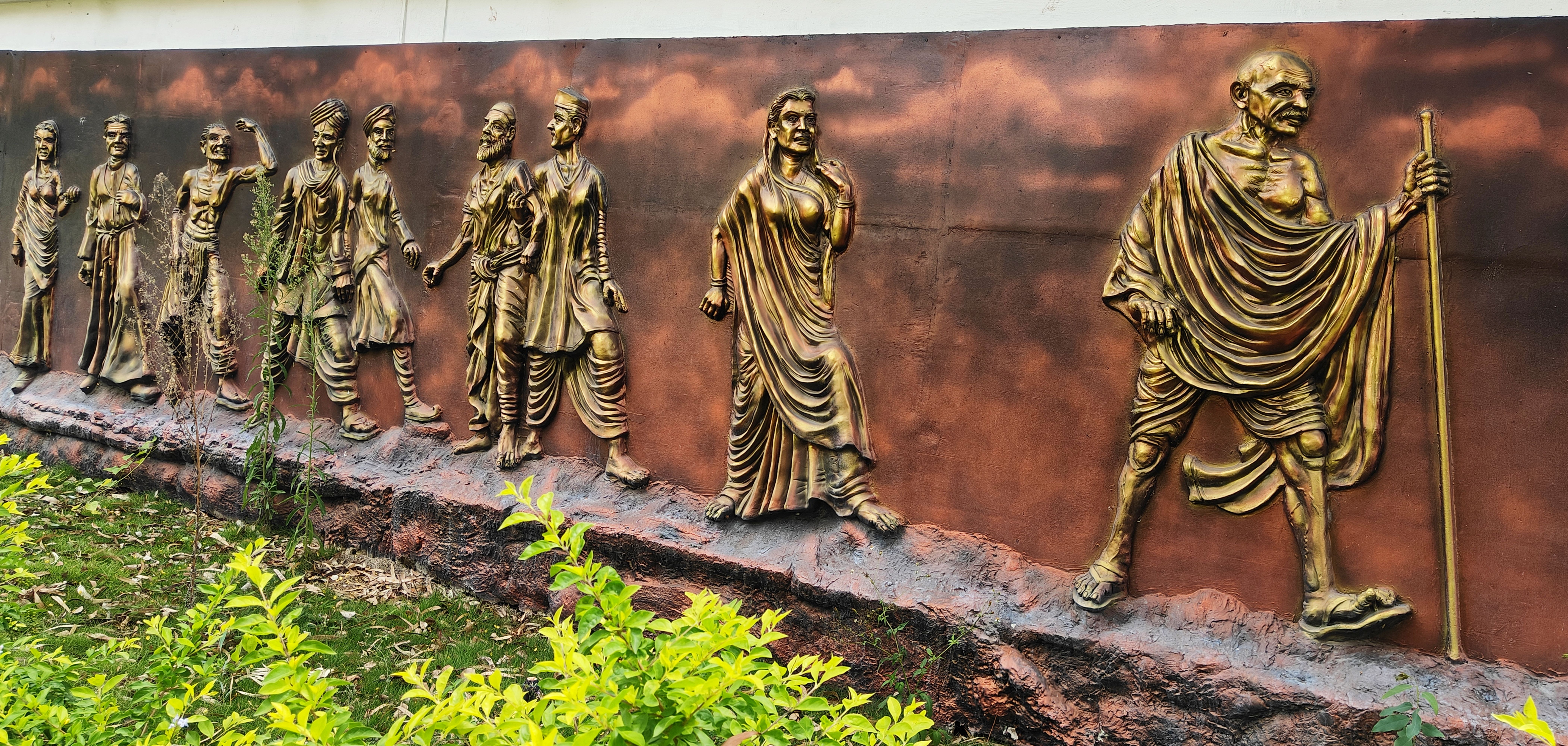 ಗಾಂಧಿ ಭವನದ ಕಾಂಪೌಂಡ್‌ನಲ್ಲಿ ಉಪ್ಪಿನ ಸತ್ಯಾಗ್ರಹ (ದಂಡಿ ಮಾರ್ಚ್‌) ಬಿಂಬಿಸುವ ಉಬ್ಬು ಕಲಾಕೃತಿ 
