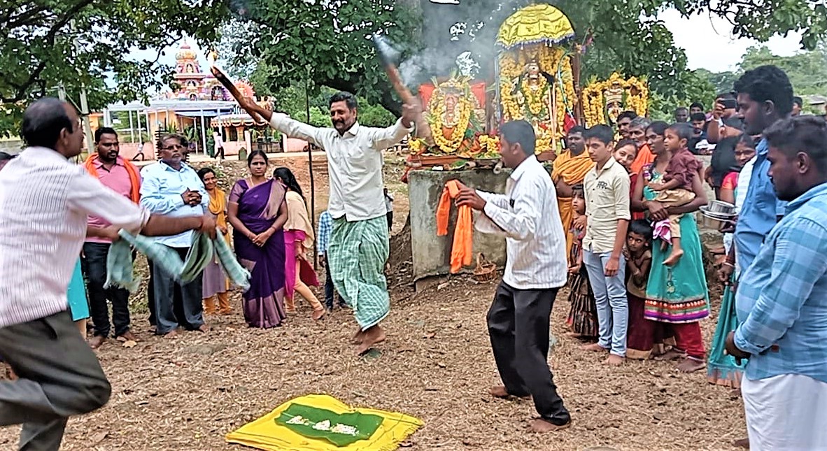 ನವರಾತ್ರಿ ವಿಜಯದಶಮಿಯ ಸಂದರ್ಭದಲ್ಲಿ ಕಟ್ಟೆಹೊಳೆ ಶನೇಶ್ವರ‌ಸ್ವಾಮಿಯ ಸನ್ನಿಧಿಯಲ್ಲಿ ಭಕ್ತರು ಸಂಭ್ರಮಿಸುತ್ತಿರುವುದು