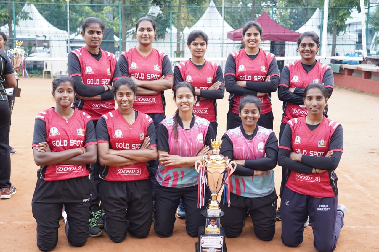 ಮಹಿಳೆಯರ ವಿಭಾಗದ ಪ್ರಶಸ್ತಿ ಗೆದ್ದ ಆದಾಯ ತೆರಿಗೆ ತಂಡದ ಆಟಗಾರ್ತಿಯರಾದ (ಎಡದಿಂದ ನಿಂತಿರುವವರು) ಕಾವ್ಯ ಜಾಸಿಮ್ನಾ ದೀಪಾ ಪ್ರಿಯಾಂಕಾ ಸುಜಾತ. (ಕುಳಿತಿರುವವರು) ನಿವೇದಿತಾ ಸ್ನೇಹಾ ಹಾಗೂ ಸೌಮಿಲಿ ಸ್ವಾತಿನಿ ಮಹಾಲಕ್ಷ್ಮಿ