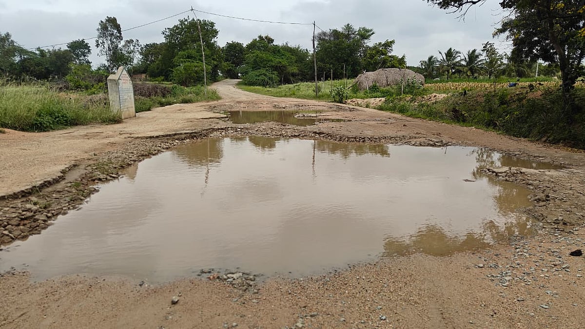 ಚೇಳೂರು | ರಸ್ತೆಯಲ್ಲಿ  ಹೊಂಡ; ಬಸ್ ಸಂಚಾರ ಬಂದ್