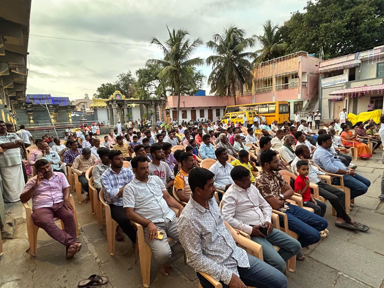 ಮಠದ ಆವರಣದಲ್ಲಿ ನಡೆದ ಸಭೆಯಲ್ಲಿ ಪಾಲ್ಗೊಂಡಿದ್ದ ಭಕ್ತರು  