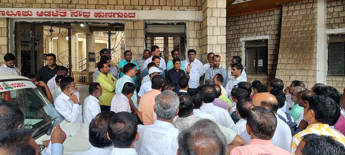 ಹುನಗುಂದ | ಜಾತಿಗಣತಿ ತರಬೇತಿ ಬಹಿಷ್ಕರಿಸಿದ ಪ್ರೌಢಶಾಲೆ ಶಿಕ್ಷಕರು