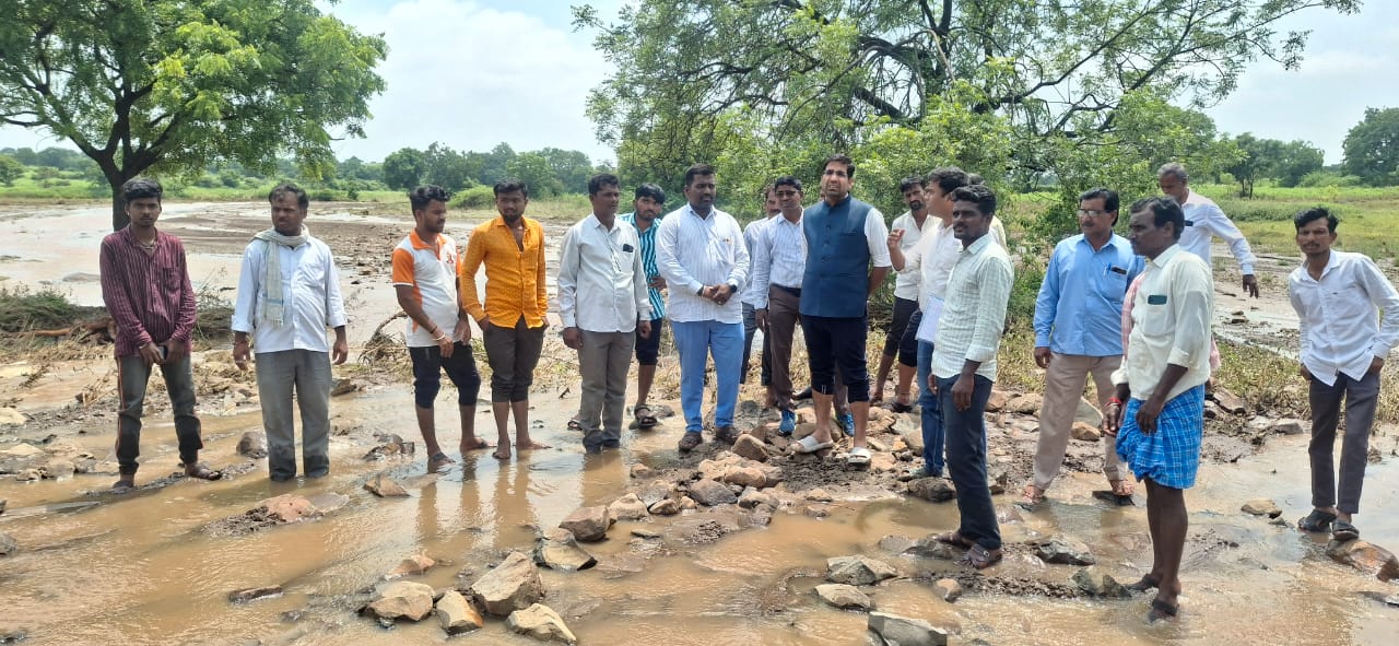 ಆಳಂದ ತಾಲ್ಲೂಕಿನ ಮಾಡಿಯಾಳ ಗ್ರಾಮದ ಕೆರೆ ಒಡ್ಡು ಒಡೆದ ಸ್ಥಳಕ್ಕೆ ಜಿಪಂ ಸಿಇಒ ಭಂವರ್‌ ಸಿಂಗ್‌ ಮೀನಾ ಭೇಟಿ ನೀಡಿ ಪರಿಶೀಲಿಸಿದರು. ಮಾನಪ್ಪ ಕಟ್ಟಿಮನಿ ಸಂಗಮೇಶ ಬಿರಾದಾರ ಇದ್ದರು.