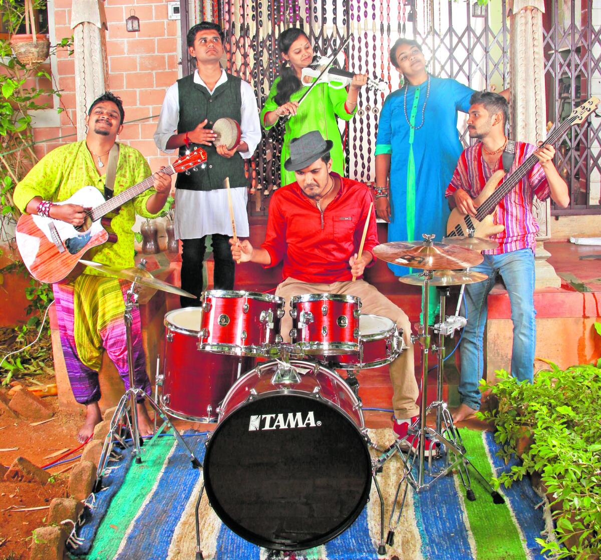 ‘ನಾವು’ ಬ್ಯಾಂಡ್‌ನ ಸುಂದರೇಶ್‌ ದೇವಪ್ರಿಯಂ, ಅನುಷ್‌ ಎ. ಶೆಟ್ಟಿ, ಶ್ರೀಕಂಠಸ್ವಾಮಿ, ಶೃತಿರಂಜಿನಿ, ಶಾಲೋಮ್‌ ಸನ್ನುತಾ, ರೋಹಿತ್‌