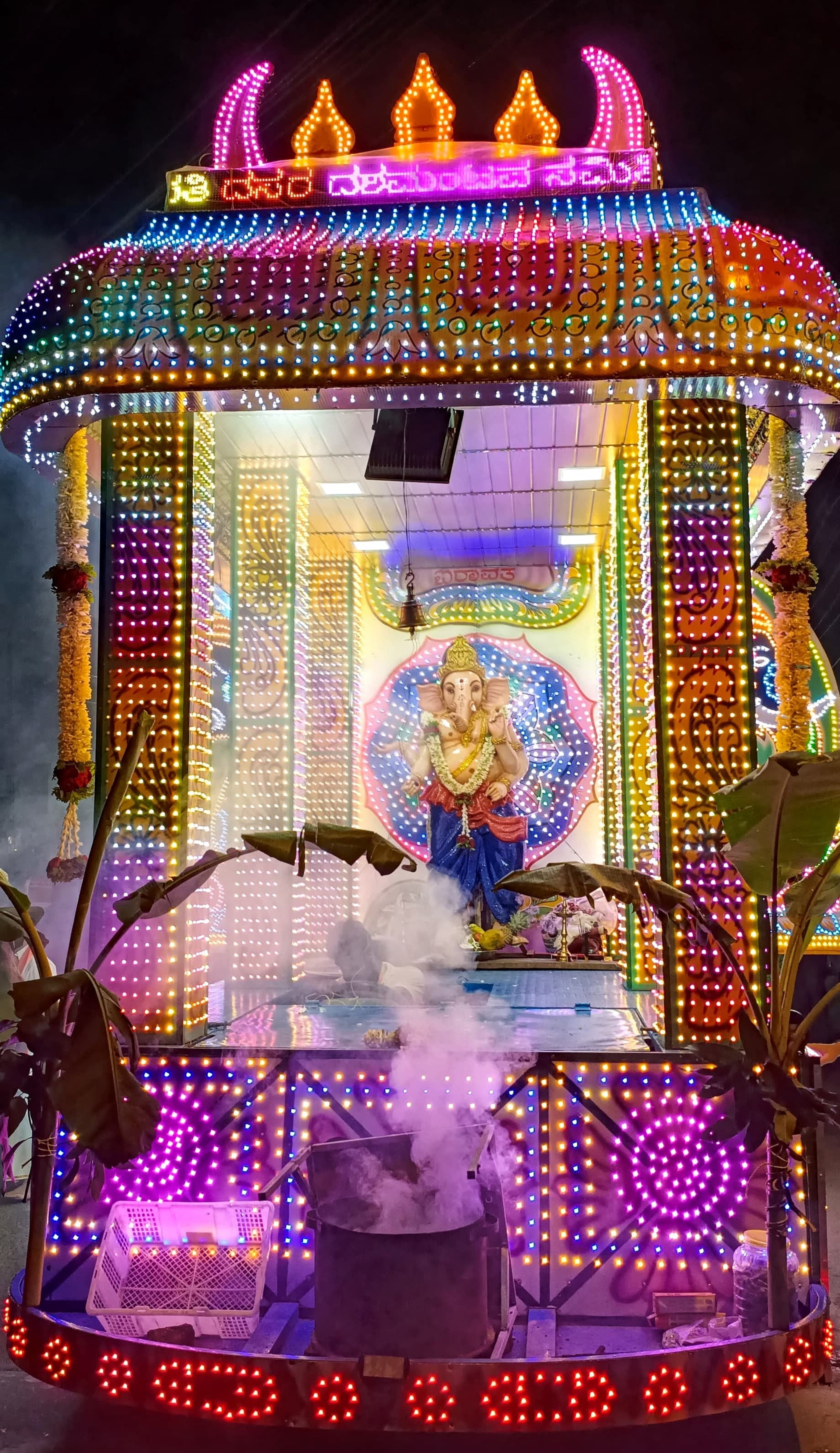 ಮಡಿಕೇರಿ ಸೋಮವಾರ ನಡೆದ ಕರಗೋತ್ಸವದಲ್ಲಿ ದಸರಾ ದಶಮಂಟಪಗಳ ಸಮಿತಿಯ ಗಣಪತಿ ಮೂರ್ತಿ ಹೊತ್ತ ಮಂಟಪ ಗಮನ ಸೆಳೆಯಿತು