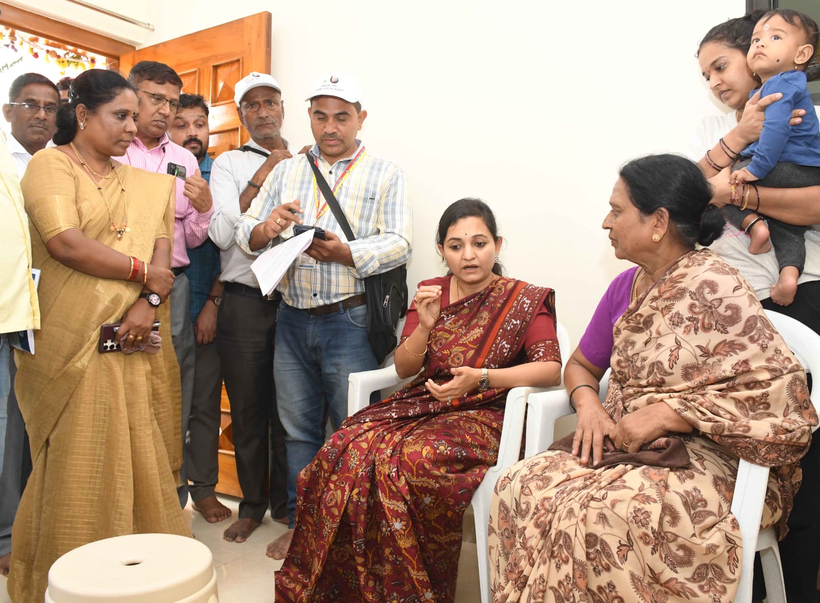 ಧಾರವಾಡದ ಪೆಂಡಾರಗಲ್ಲಿಯ ಮನೆಯೊಂದರಲ್ಲಿ ಸಾಮಾಜಿಕ ಮತ್ತು ಶೈಕ್ಷಣಿಕ ಸಮೀಕ್ಷೆ ಕುರಿತು ಕುಟುಂಬದವರಿಗೆ ಮಾಹಿತಿ ನಿಡಿದರು