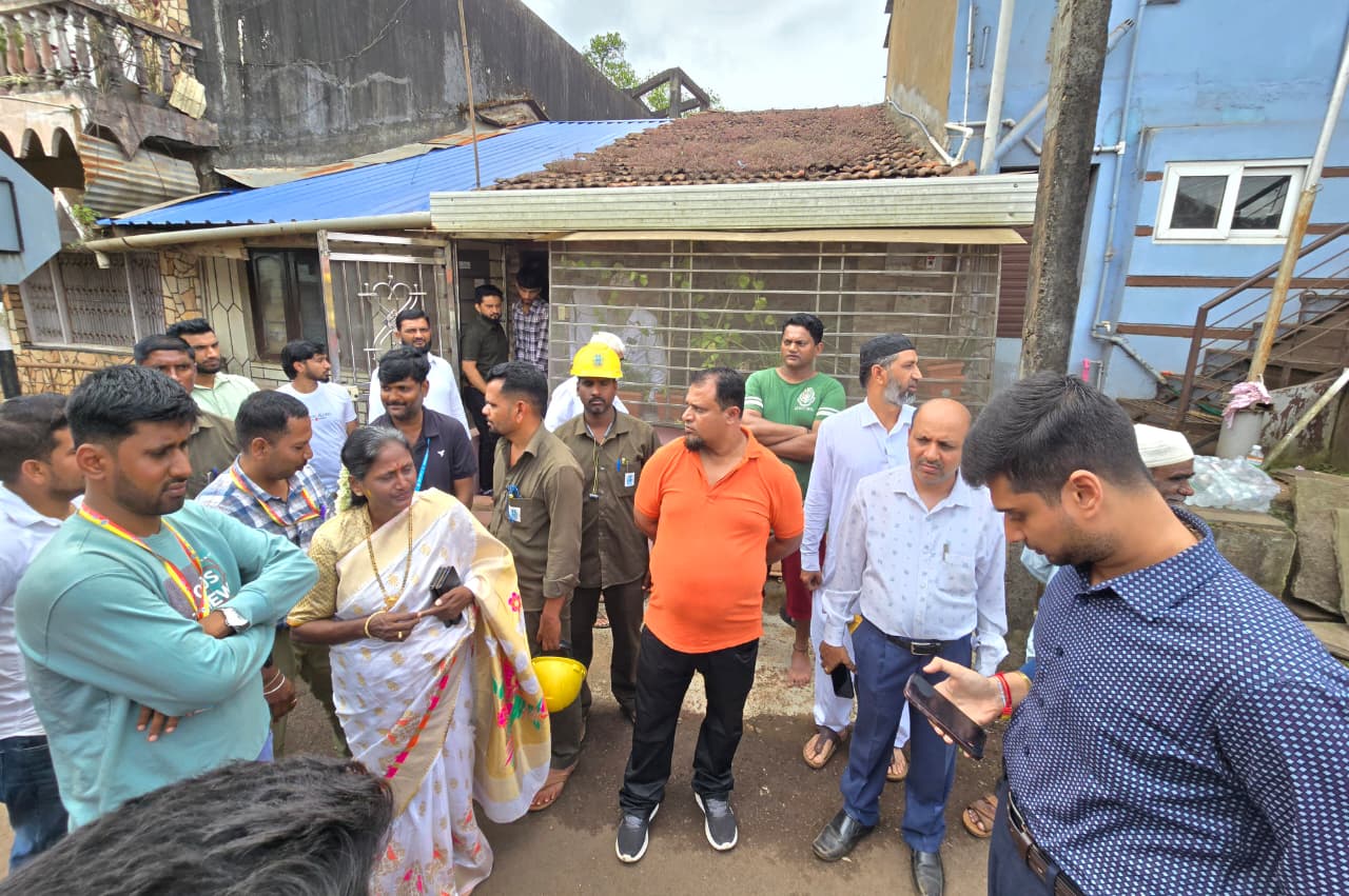 ಬೆಳಗಾವಿಯ ಕ್ಯಾಂಪ್‌ ಪ್ರದೇಶದ ಮಾರ್ಕೆಟ್‌ ಸ್ಟ್ರೀಟ್‌ನಲ್ಲಿ ಸಮೀಕ್ಷೆಗೆ ತೆರಳಿದ್ದ ಅಧಿಕಾರಿಗಳು ಮತ್ತು ಗಣತಿದಾರರು ನೆಟ್‌ವರ್ಕ್‌ ಸಮಸ್ಯೆಯಿಂದ ವಾಪಸ್‌ ಹೋದರು