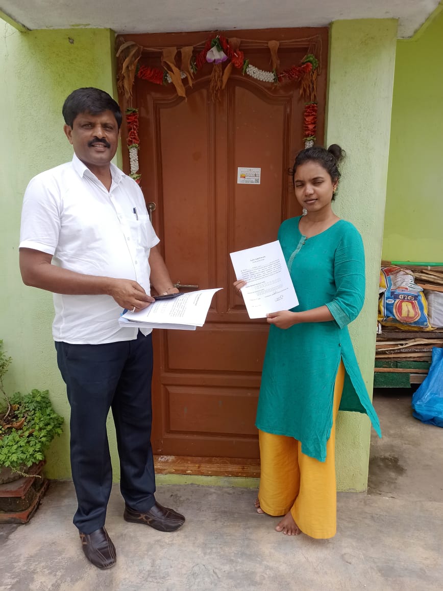 ಸಾಮಾಜಿಕ ಮತ್ತು ಶೈಕ್ಷಣಿಕ ಸಮೀಕ್ಷೆ ಪೂರ್ಣಗೊಂಡ ಬಳಿಕ ಗಣತಿದಾರರು ನೀಡಿದ ದೃಢೀಕರಣದ ಫಾರಂ ಪ್ರದರ್ಶಿಸಿದ ಮಹಿಳೆ