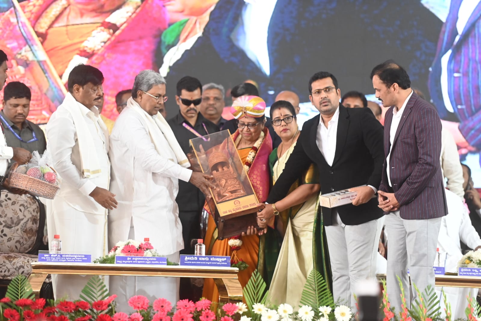 ಮೈಸೂರಿನ ಚಾಮುಂಡಿಬೆಟ್ಟದಲ್ಲಿ ನಾಡಹಬ್ಬ ದಸರಾ ಮಹೋತ್ಸವದ ಉದ್ಘಾಟನಾ ಕಾರ್ಯಕ್ರಮದಲ್ಲಿ  ಅಂತರರಾಷ್ಟ್ರೀಯ ‘ಬುಕರ್‌’ ಪ್ರಶಸ್ತಿ ಪುರಸ್ಕೃತರಾದ ಬಾನು ಮುಸ್ತಾಕ್ ಅವರು ಚಾಮುಂಡೇಶ್ವರಿ ಉತ್ಸವಮೂರ್ತಿ ಗೆ ಉದ್ಘಾಟನೆ ಮಾಡುವ ಮೂಲಕ ದಸರಾ ಮಹೋತ್ಸವಕ್ಕೆ ಚಾಲನೆ ನೀಡಿದರು. ಮುಖ್ಯಮಂತ್ರಿ ಸಿದ್ದರಾಮಯ್ಯ, ಉಸ್ತುವಾರಿ ಸಚಿವ ಡಾ. ಎಚ್.ಸಿ. ಮಹದೇವಪ್ಪ, ಸಚಿವ ಎಚ್.ಕೆ.ಪಾಟೀಲ್ ಹಾಗೂ ಇತರರು ಭಾಗವಹಿಸಿದರು. ಪ್ರಜಾವಾಣಿ ಚಿತ್ರ/ಅನೂಪ್ ರಾಘ.ಟಿ.