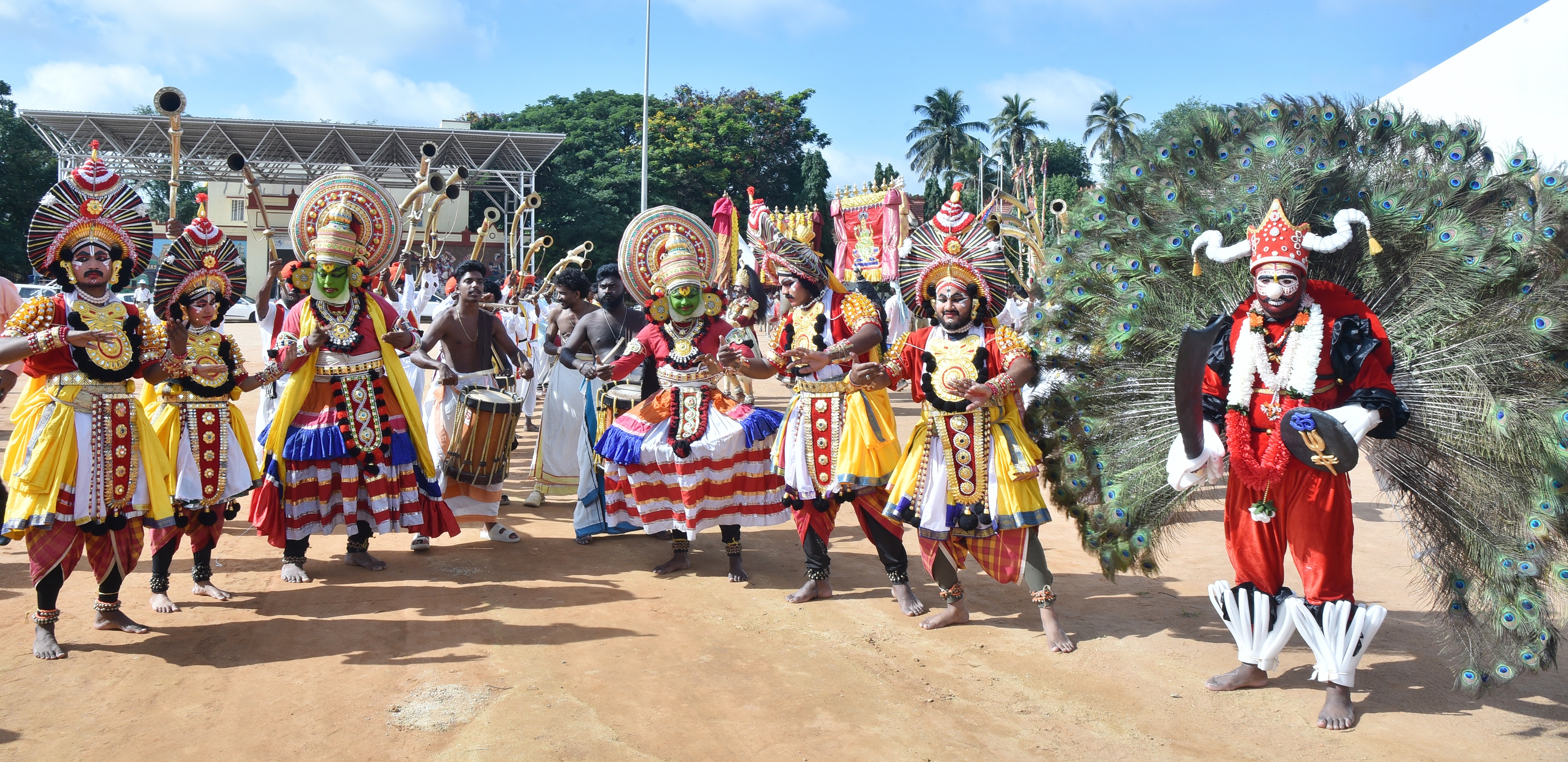 ತುಮಕೂರಿನಲ್ಲಿ ಸೋಮವಾರ ನಡೆದ ದಸರಾ ಉದ್ಘಾಟನಾ ಸಮಾರಂಭದಲ್ಲಿ ಭಾಗವಹಿಸಿದ್ದ ಕಲಾ ತಂಡಗಳು