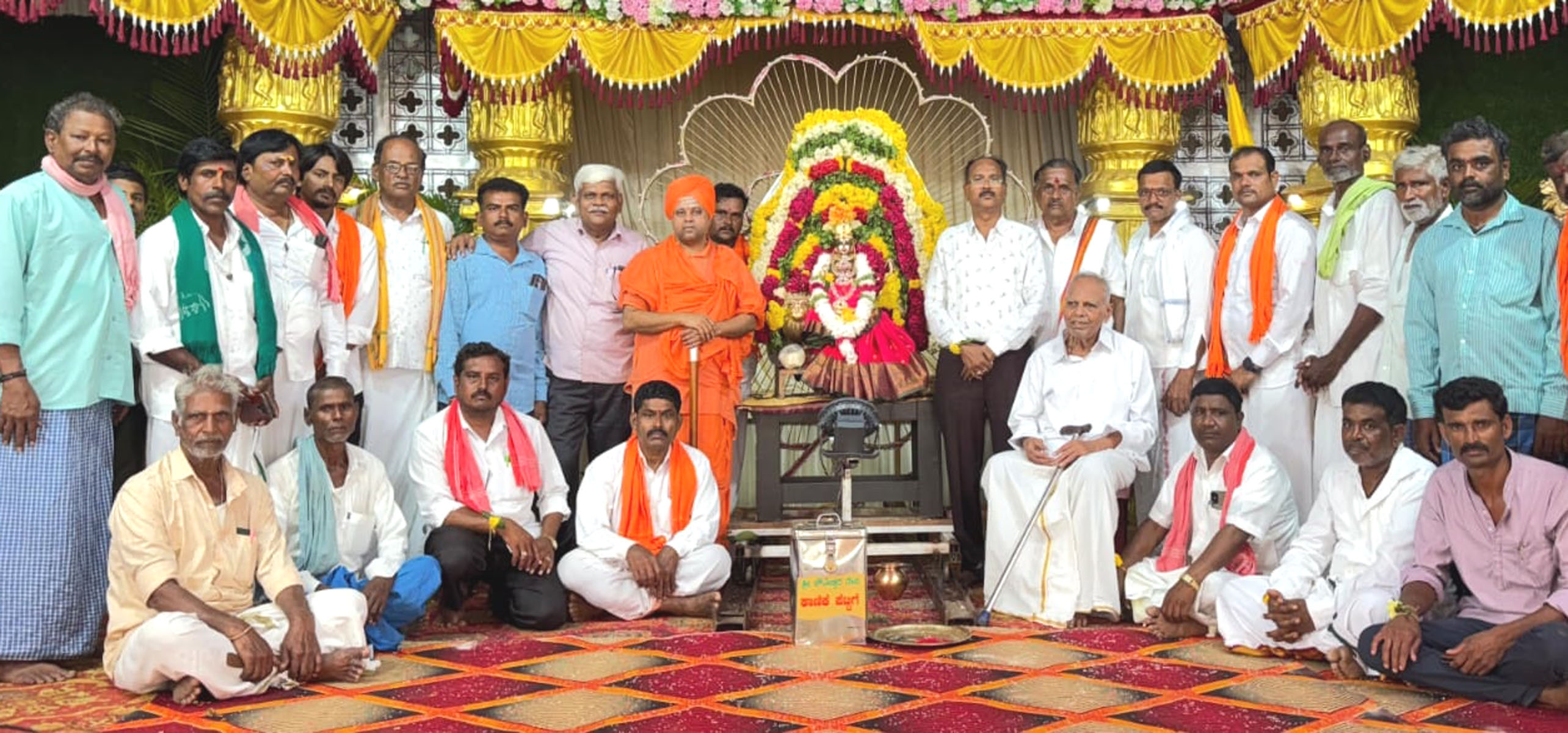 ಹೂವಿನಹಡಗಲಿ ಪಟ್ಟಣದ ಗವಿಮಠದ ಬಳಿ ನವರಾತ್ರಿ ಪ್ರಯುಕ್ತ ಚೌಡೇಶ್ವರಿ ದೇವಿಯನ್ನು ಪ್ರತಿಷ್ಠಾಪಿಸಲಾಯಿತು.