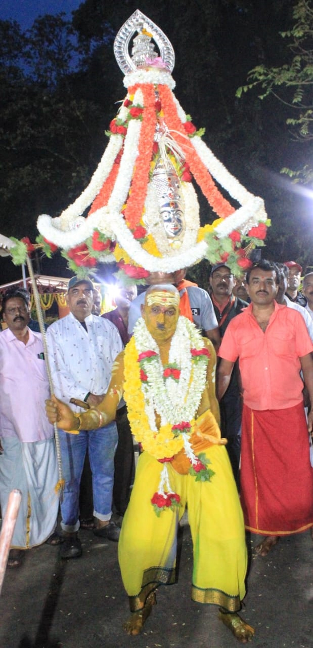 ಮಡಿಕೇರಿಯಲ್ಲಿ ಸೋಮವಾರ ಆರಂಭವಾದ ಕರಗೋತ್ಸವದಲ್ಲಿ ಕರಗಧಾರಿಯೊಬ್ಬರು ಹೆಜ್ಜೆ ಹಾಕಿದರು