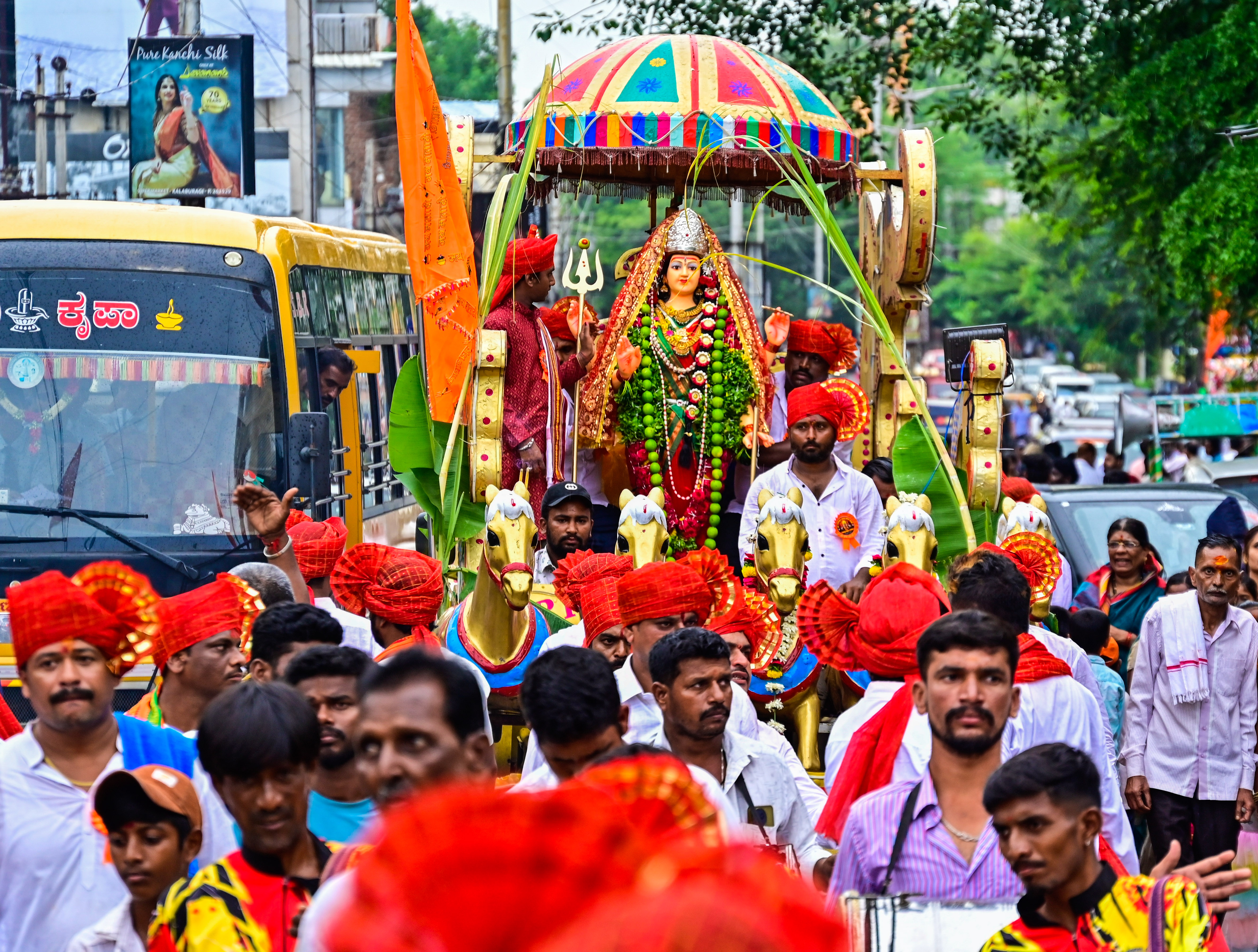 ಕಲಬುರಗಿಯ ಜಗತ್‌ ವೃತ್ತದ ಬಳಿ ನವರಾತ್ರಿ ಉತ್ಸವದ ಅಂಗವಾಗಿ ಸೋಮವಾರ ಭಕ್ತರು ದೇವಿಮೂರ್ತಿಯ ಮೆರವಣಿಗೆ ನಡೆಸಿದರು   ಪ್ರಜಾವಾಣಿ ಚಿತ್ರ 