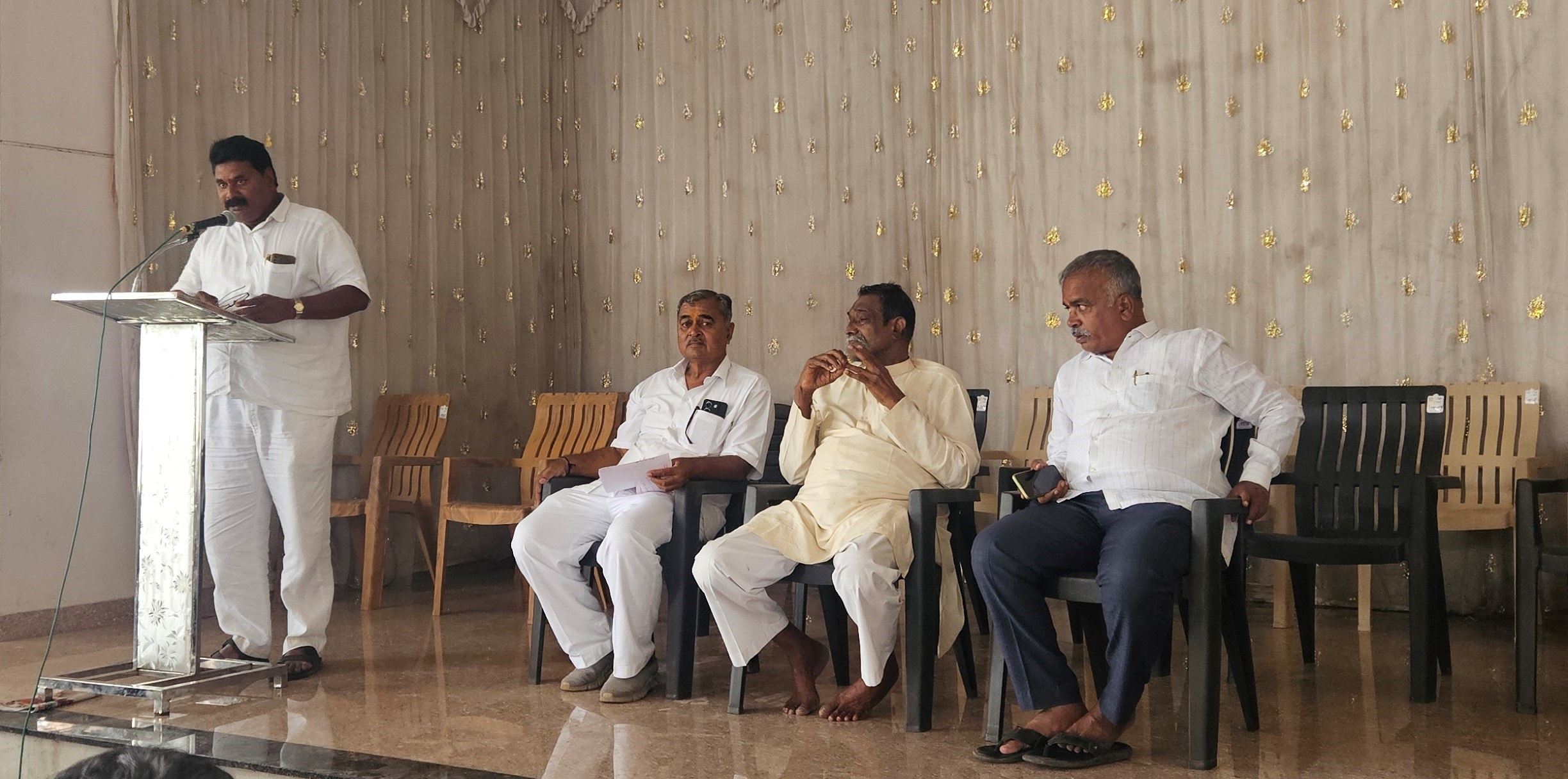 ಮಹಾಲಿಂಗಪುರ ಸಮೀಪದ ಸಮೀರವಾಡಿಯ ಕಬ್ಬು ಬೆಳೆಗಾರರ ಸಂಘದ ಸಭಾಭವನದಲ್ಲಿ ನಡೆದ ಸಂಘದ ವಾರ್ಷಿಕ ಸರ್ವ ಸಾಧಾರಣ ಸಭೆಯಲ್ಲಿ ಸುರೇಶ ಹಾದಿಮನಿ ಮಾತನಾಡಿದರು
