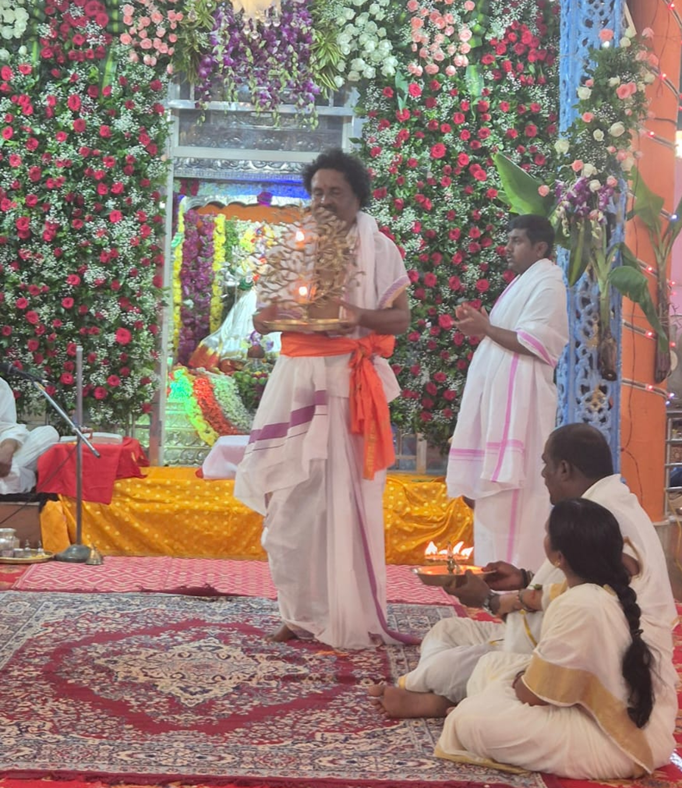 ಯಾದಗಿರಿ ತಾಲ್ಲೂಕಿನ ಅಬ್ಬೆತುಮಕೂರಿನ ವಿಶ್ವಾರಾಧ್ಯರ ಮಠದಲ್ಲಿ ಸೋಮವಾರ ಪೀಠಾಧಿಪತಿ ಗಂಗಾಧರ ಸ್ವಾಮೀಜಿ ಪೂಜೆ ನೆರವೇರಿಸಿದರು