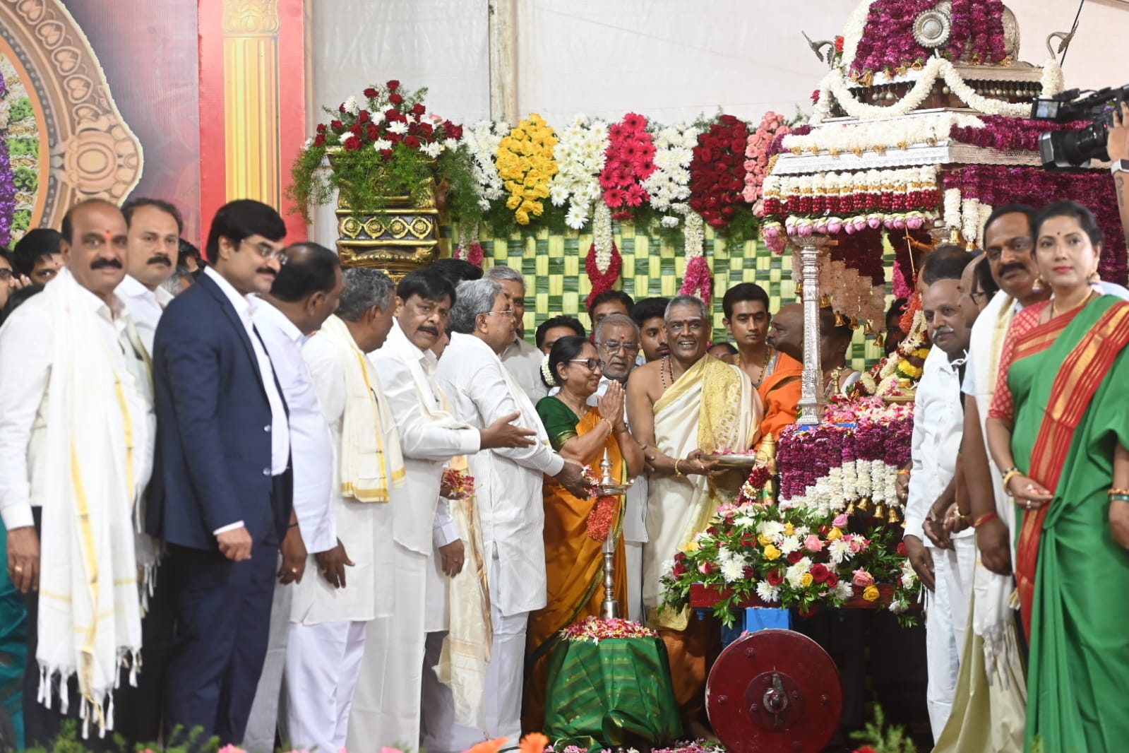 ಮೈಸೂರಿನ ಚಾಮುಂಡಿಬೆಟ್ಟದಲ್ಲಿ ನಾಡಹಬ್ಬ ದಸರಾ ಮಹೋತ್ಸವದ ಉದ್ಘಾಟನಾ ಕಾರ್ಯಕ್ರಮದಲ್ಲಿ  ಅಂತರರಾಷ್ಟ್ರೀಯ ‘ಬುಕರ್‌’ ಪ್ರಶಸ್ತಿ ಪುರಸ್ಕೃತರಾದ ಬಾನು ಮುಸ್ತಾಕ್ ಅವರು ಚಾಮುಂಡೇಶ್ವರಿ ಉತ್ಸವಮೂರ್ತಿ ಗೆ ಉದ್ಘಾಟನೆ ಮಾಡುವ ಮೂಲಕ ದಸರಾ ಮಹೋತ್ಸವಕ್ಕೆ ಚಾಲನೆ ನೀಡಿದರು. ಮುಖ್ಯಮಂತ್ರಿ ಸಿದ್ದರಾಮಯ್ಯ, ಉಸ್ತುವಾರಿ ಸಚಿವ ಡಾ. ಎಚ್.ಸಿ. ಮಹದೇವಪ್ಪ, ಸಚಿವ ಎಚ್.ಕೆ.ಪಾಟೀಲ್ ಹಾಗೂ ಇತರರು ಭಾಗವಹಿಸಿದರು. ಪ್ರಜಾವಾಣಿ ಚಿತ್ರ/ಅನೂಪ್ ರಾಘ.ಟಿ.