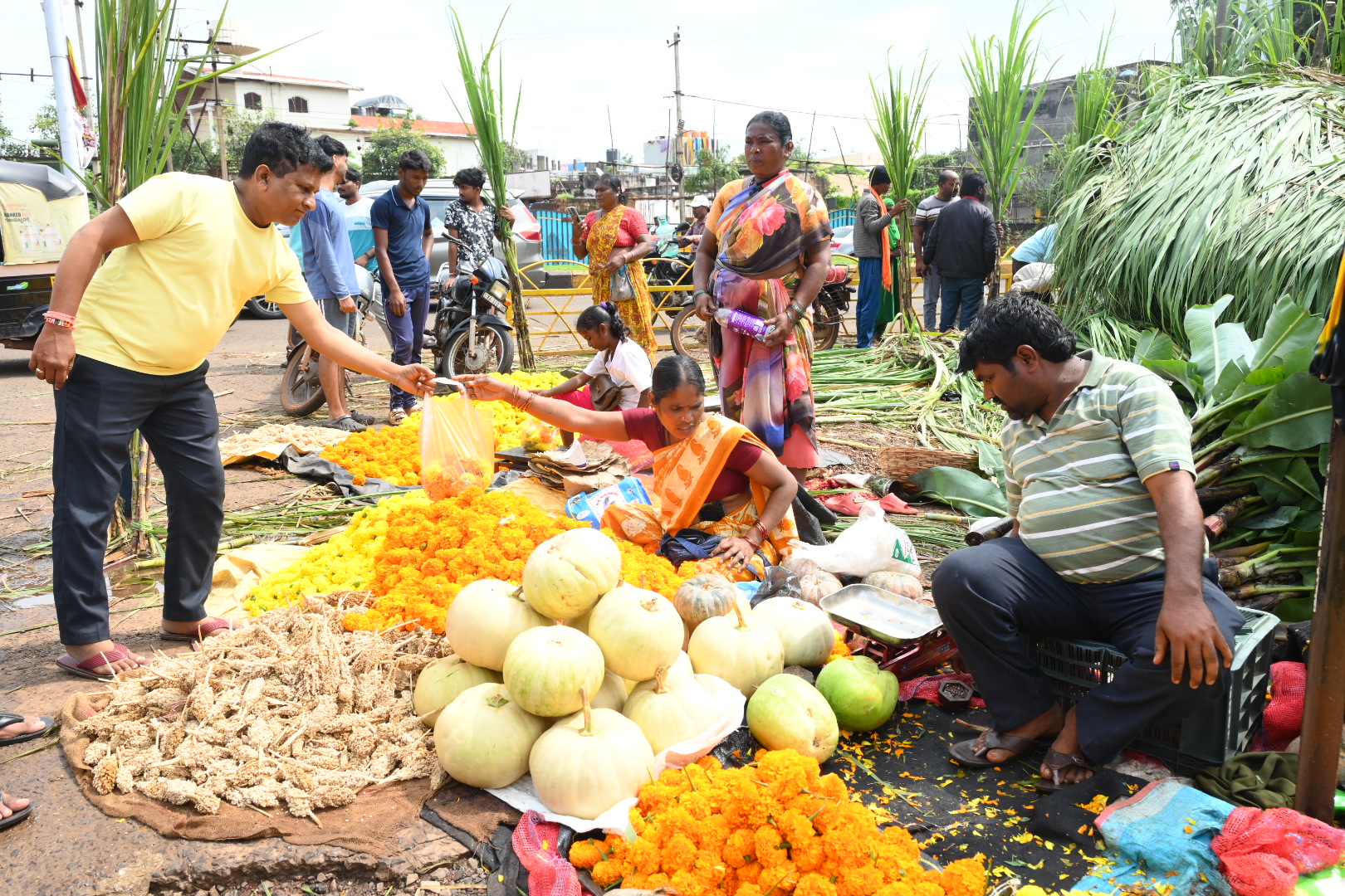 ಹಬ್ಬಕ್ಕೆ ಹೂ ಬೂದುಗುಂಬಳ ಖರೀದಿಸಿದ ಜನ
–ಪ್ರಜಾವಾಣಿ ಚಿತ್ರಗಳು: ಲೋಕೇಶ ವಿ. ಬಿರಾದಾರ