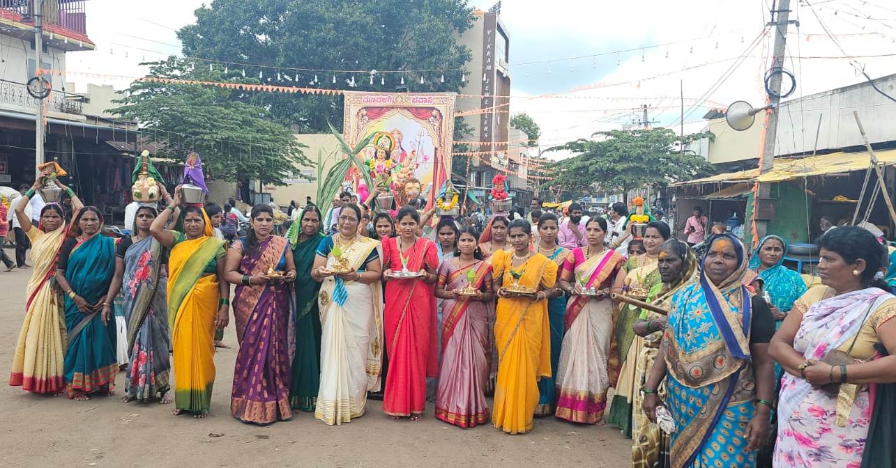 ಮೂಡಲಗಿಯಲ್ಲಿ 17ನೇ ವರ್ಷದ ನವರಾತ್ರಿ ಉತ್ಸವದ ಅಂಗವಾಗಿ ಸೋಮವಾರ ದುರ್ಗಾದೇವಿ ಮೂರ್ತಿ ಹಾಗೂ ತುಳಜಾಪೂರದ ಅಂಬಾಭವಾನಿ ಜ್ಯೋತಿಯನ್ನು ಕುಂಭ ಮೇಳ ಹಾಗೂ ಆರತಿ ಸೇವೆಯೊಂದಿಗೆ ಮೆರವಣಿಗೆಯಲ್ಲಿ ಪ್ರತಿಷ್ಠಾಪನೆ ಸ್ಥಳ ಬಸವ ರಂಗಮಂಟಪಕ್ಕೆ ಬರಮಾಡಿಕೊಳ್ಳಲಾಯಿತು