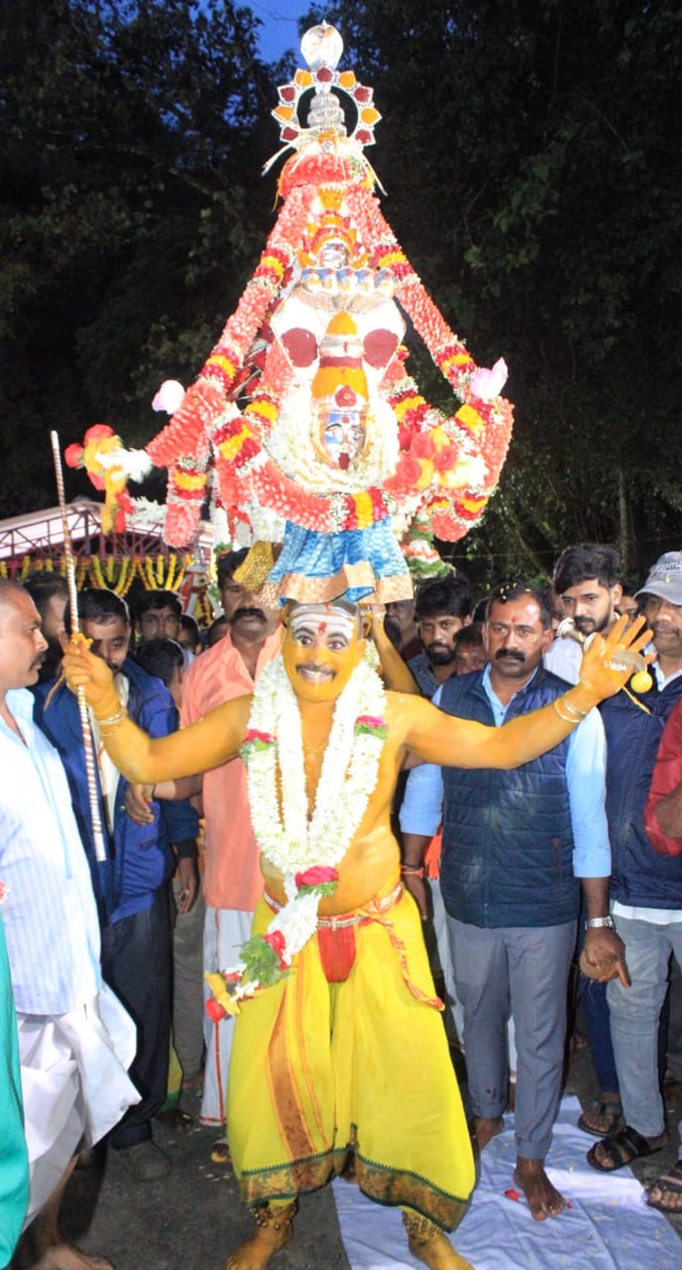 ಮಡಿಕೇರಿಯಲ್ಲಿ ಸೋಮವಾರ ಆರಂಭವಾದ ಕರಗೋತ್ಸವದಲ್ಲಿ ಕರಗಧಾರಿಯೊಬ್ಬರು ಹೆಜ್ಜೆ ಹಾಕಿದರು