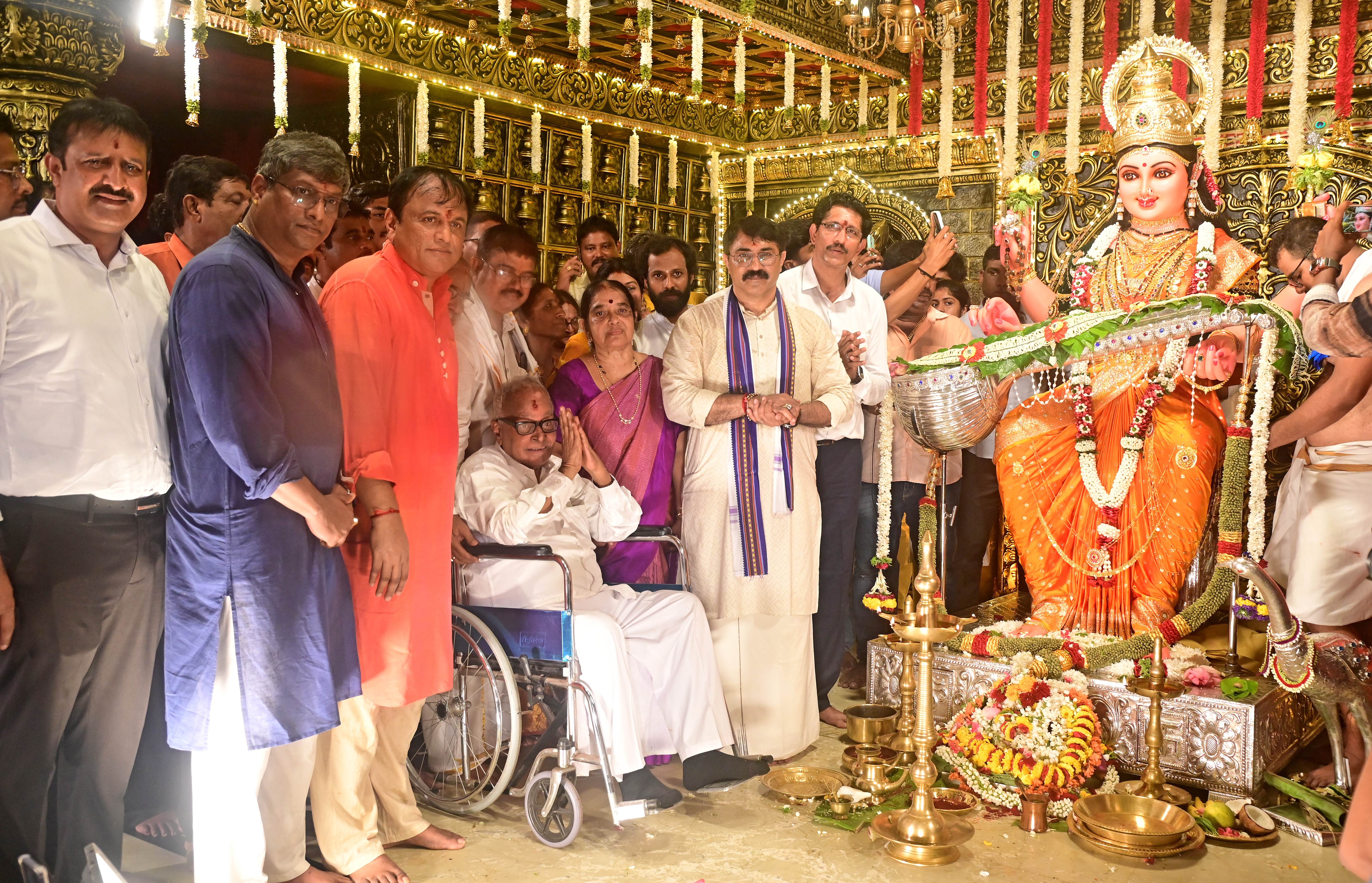 ಮಂಗಳೂರಿನ ಕುದ್ರೋಳಿ ಗೋಕರ್ಣನಾಥ ದೇವಸ್ಥಾನದಲ್ಲಿ ನವರಾತ್ರಿ ಪ್ರಯುಕ್ತ ಪ್ರತಿಷ್ಠಾಪಿಸಿರುವ ಶಾರದಾ ದೇವಿಗೆ ಕ್ಷೇತ್ರದ ರೂವಾರಿ ಬಿ. ಜನಾರ್ದನ ಪೂಜಾರಿ (ಗಾಲಿ ಕುರ್ಚಿಯಲ್ಲಿ ಕುಳಿತವರು) ನಮಿಸಿದರು : ಪ್ರಜಾವಾಣಿ ಚಿತ್ರ