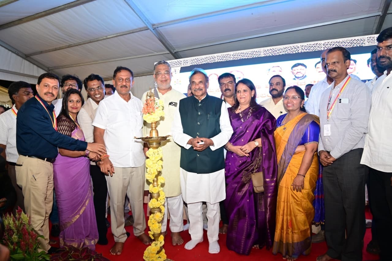 ದೀಪಾಲಂಕಾರಕ್ಕೆ ಸೋಮವಾರ ಇಂಧನ ಸಚಿವ ಕೆ.ಜೆ. ಜಾರ್ಜ್‌ ಚಾಲನೆ ನೀಡಿದರು