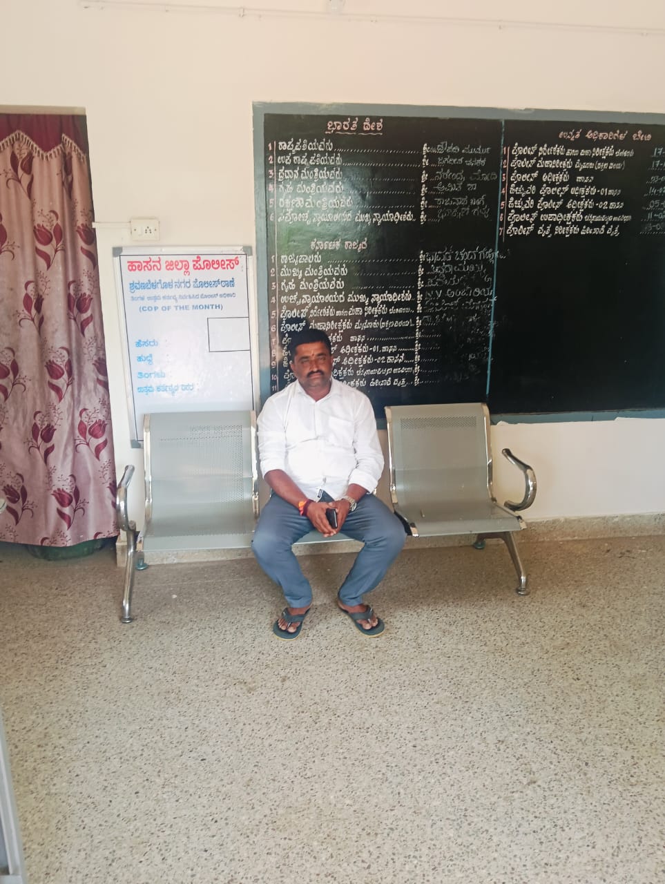 ಶ್ರವಣಬೆಳಗೊಳ ಪೊಲೀಸರು ಬಿಜೆಪಿ ತಾಲ್ಲೂಕು ಮಾಜಿ ಅಧ್ಯಕ್ಷ ಬಿ.ಎಂ.ರವಿ ಅವರನ್ನು ಬಂಧಿಸಿ ಠಾಣೆಯಲ್ಲಿ ಕುಳ್ಳರಿಸಿರುವುದು