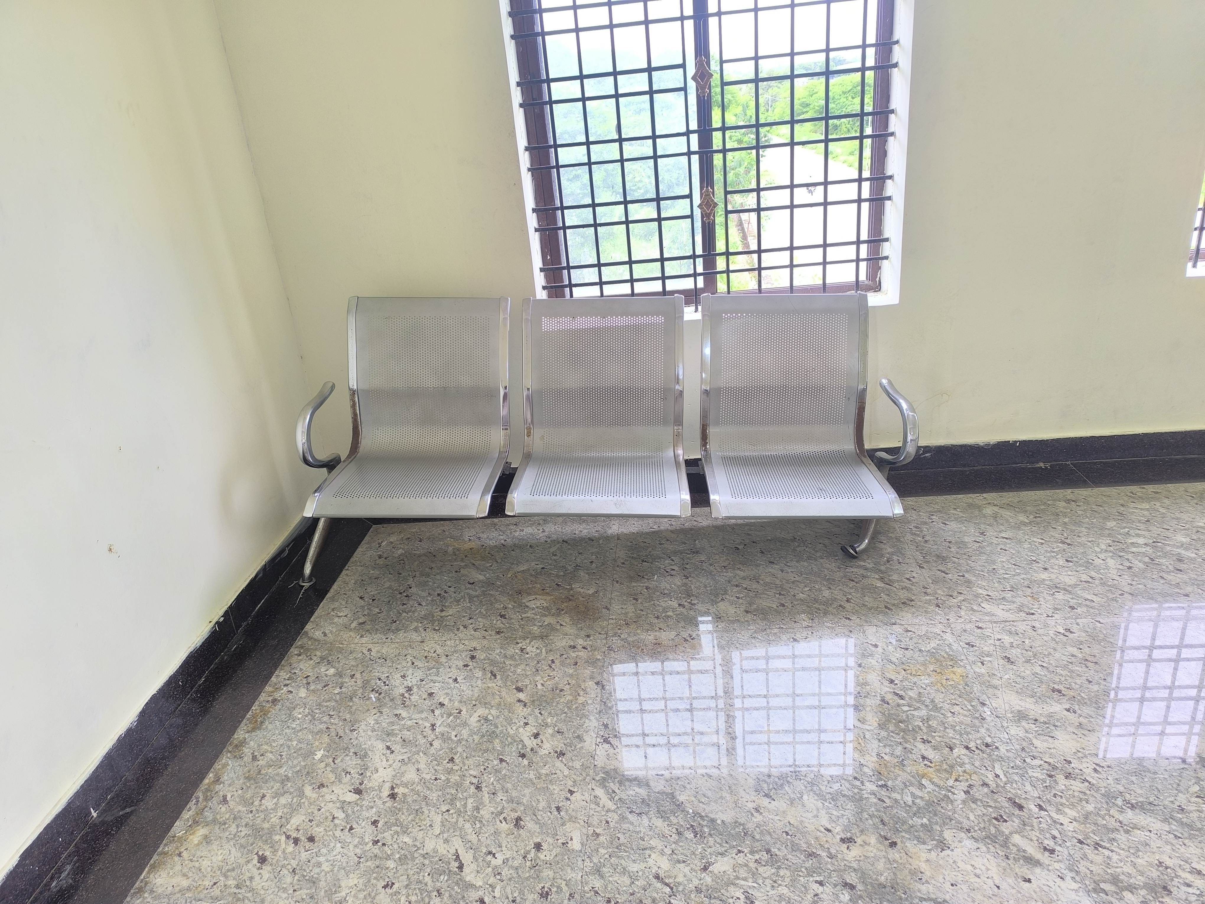 ಪುರುಷರ ವೇಟಿಂಗ್ ಹಾಲ್‌ನಲ್ಲಿ ಮುರಿದ ಖುರ್ಚಿಗಳು  