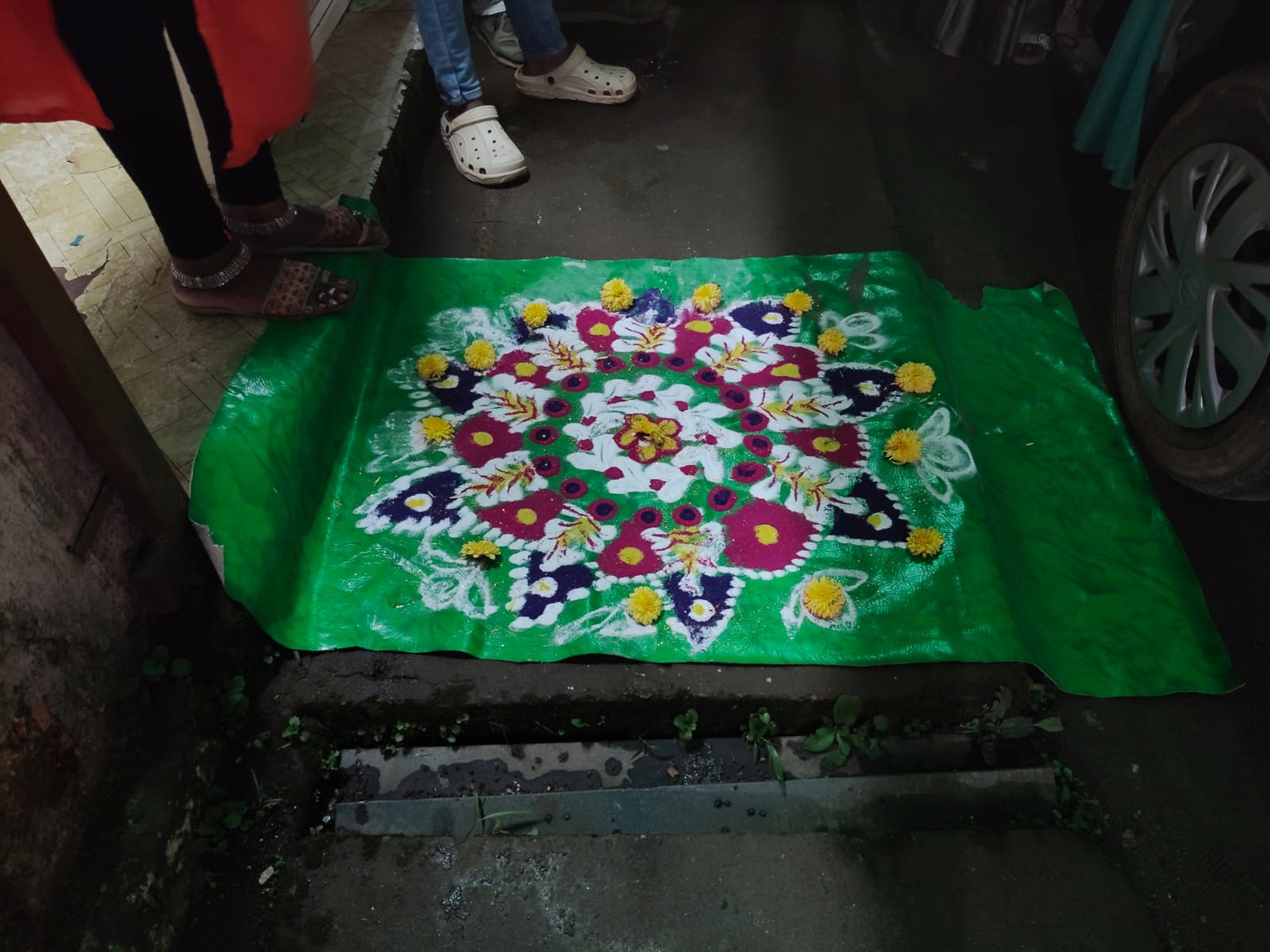 ಮಡಿಕೇರಿಯಲ್ಲಿ ಸೋಮವಾರ ನಡೆದ ಕರಗೋತ್ಸವದಲ್ಲಿ ದಾರಿಯುದ್ದಕ್ಕೂ ರಂಗೋಲಿಗಳನ್ನು ಬಿಡಿಸಿದ್ದು ಗಮನ ಸೆಳೆಯಿತು