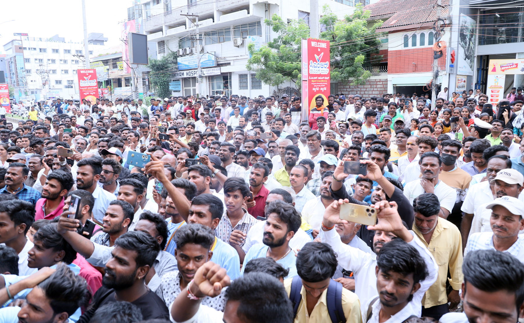 ನಟಿ ಸಪ್ತಮಿ ಗೌಡ ಅವರನ್ನು ನೋಡಲು ಸೇರಿದ್ದ ಜನ