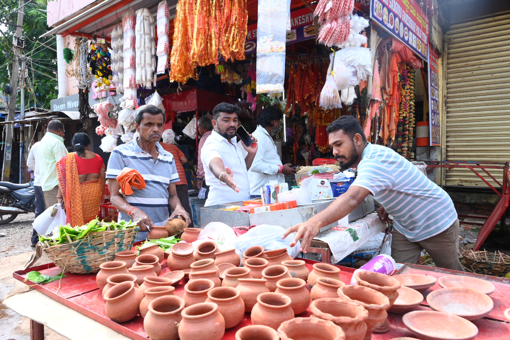 ಪೂಜಾ ಸಾಮಗ್ರಿ ಚಿಕ್ಕ ಮಡಿಕೆಗಳನ್ನು ಖರೀದಿಸಿದ ಜನ
