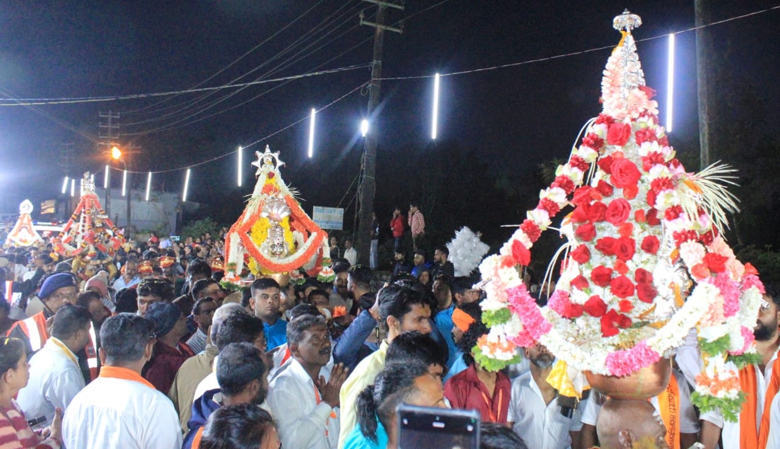 ಮಡಿಕೇರಿಯ ನಾಲ್ಕು ಶಕ್ತಿದೇವತೆಗಳೆನಿಸಿದ ಕೋಟೆ ಮಾರಿಯಮ್ಮ ಕುಂದೂರುಮೊಟ್ಟೆ ಚೌಟಿ ಮಾರಿಯಮ್ಮ ದಂಡಿನ ಮಾರಿಯಮ್ಮ ಹಾಗೂ ಕಂಚಿಕಾಮಾಕ್ಷಮ್ಮ ಅವರ ಕರಗಗಳನ್ನು ಹೊತ್ತ ಕರಗಧಾರಿಗಳು ಸೋಮವಾರ ಹೆಜ್ಜೆ ಹಾಕಿದರು