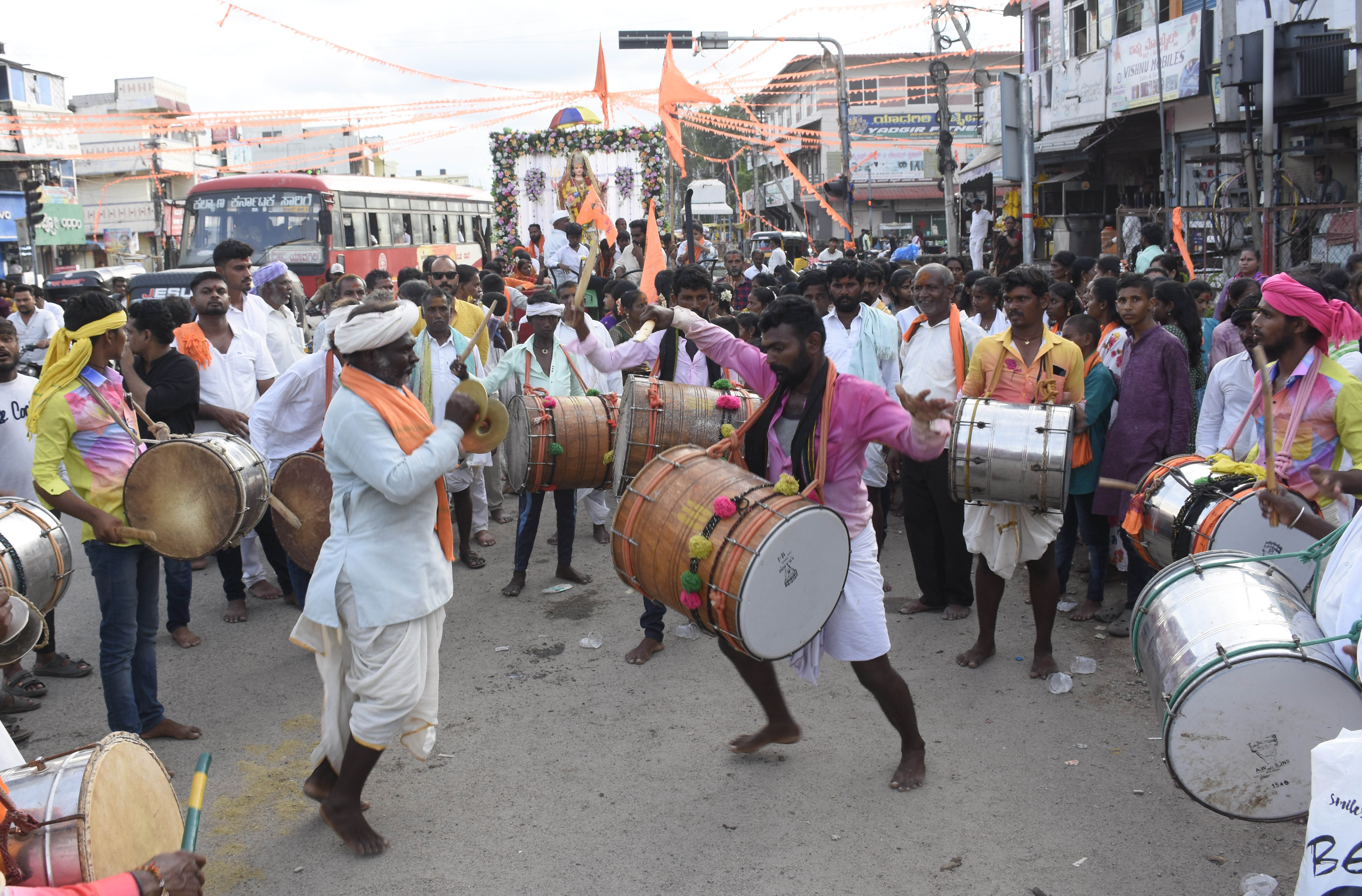 ಯಾದಗಿರಿಯಲ್ಲಿ ಸೋಮವಾರ ನಡೆದ ದೇವಿ ಮೂರ್ತಿಯ ಮೆರವಣಿಗೆಯಲ್ಲಿ ಡೊಳ್ಳು ಕಲಾವಿದರ ಪ್ರದರ್ಶನ  