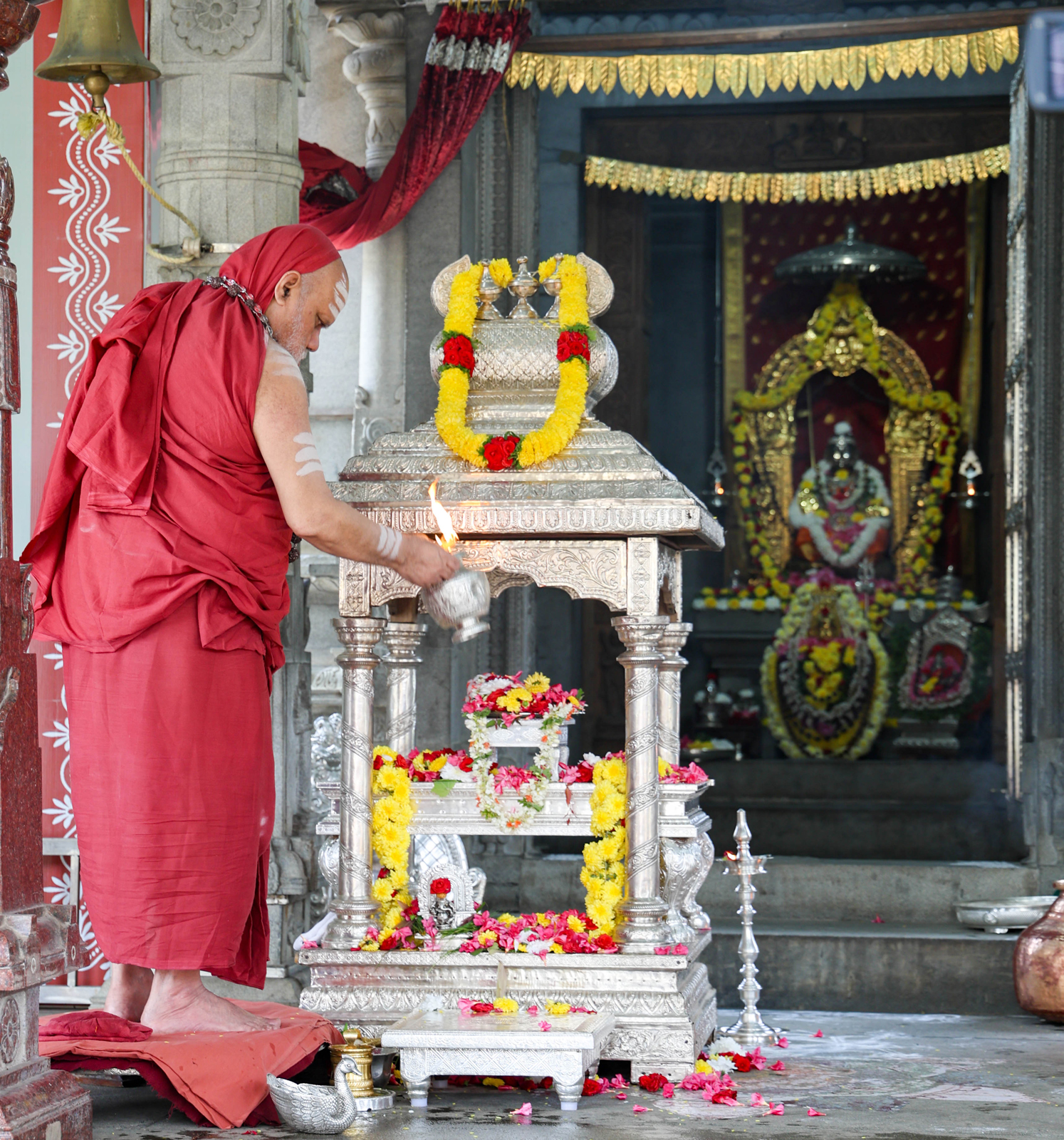 ಶಾರದಾ ಮಠದಲ್ಲಿ ನವರಾತ್ರಿ ಪ್ರಯುಕ್ತ ಶಾರದೆ ಪ್ರತಿಷ್ಠೆಯನ್ನು ಭಾರತೀತೀರ್ಥ ಸ್ವಾಮೀಜಿ ಸೋಮವಾರ ನೇರವೆರಿಸಿದರು