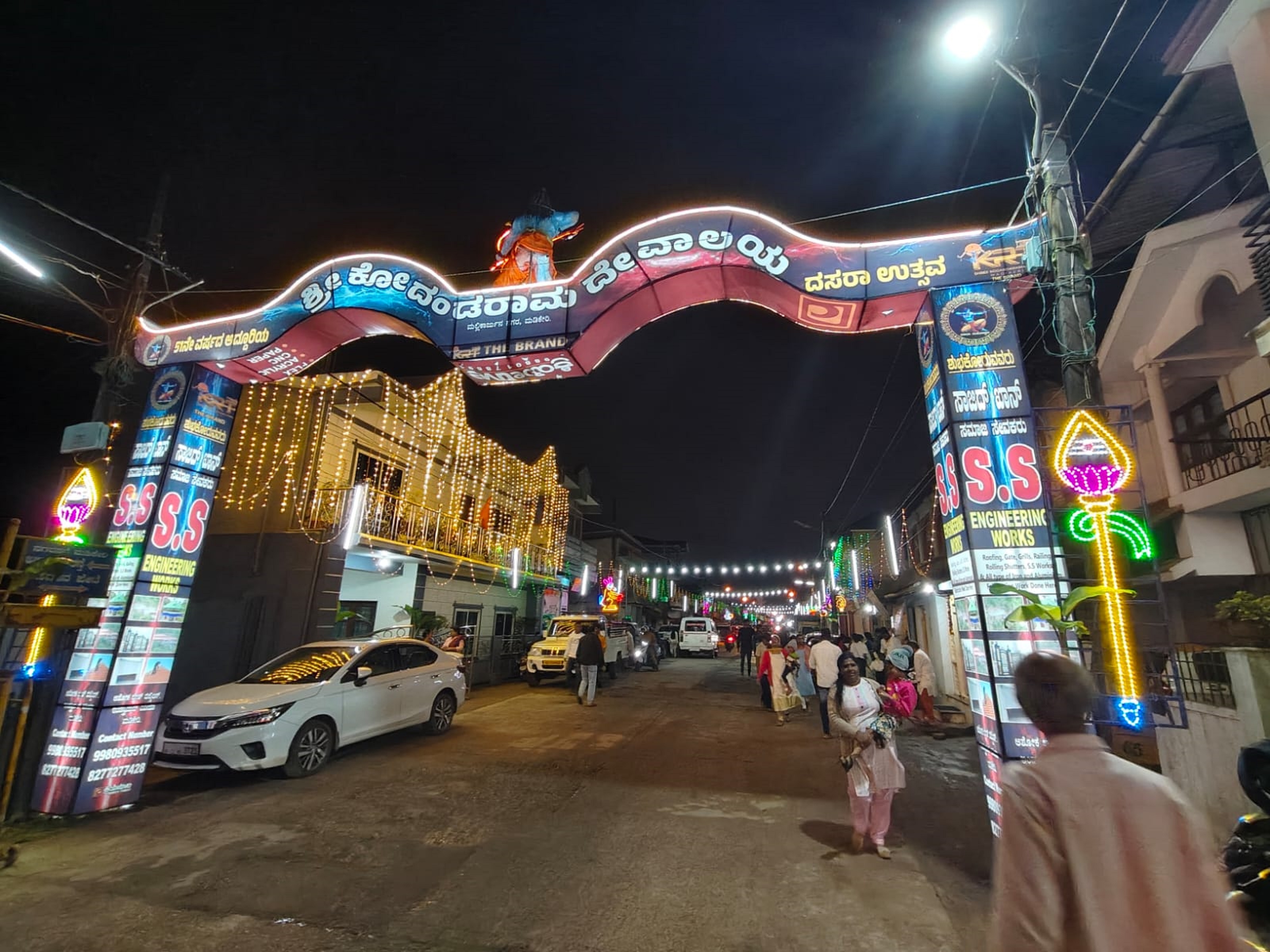 ಮಡಿಕೇರಿಯಲ್ಲಿ ಸೋಮವಾರ ನಡೆದ ಕರಗೋತ್ಸವದ ನಿಮಿತ್ತ ಮಹದೇವಪೇಟೆಯ ಮುಖ್ಯ ರಸ್ತೆಯಲ್ಲಿ ದೀಪಾಲಂಕಾರ ಮಾಡಲಾಗಿತ್ತು