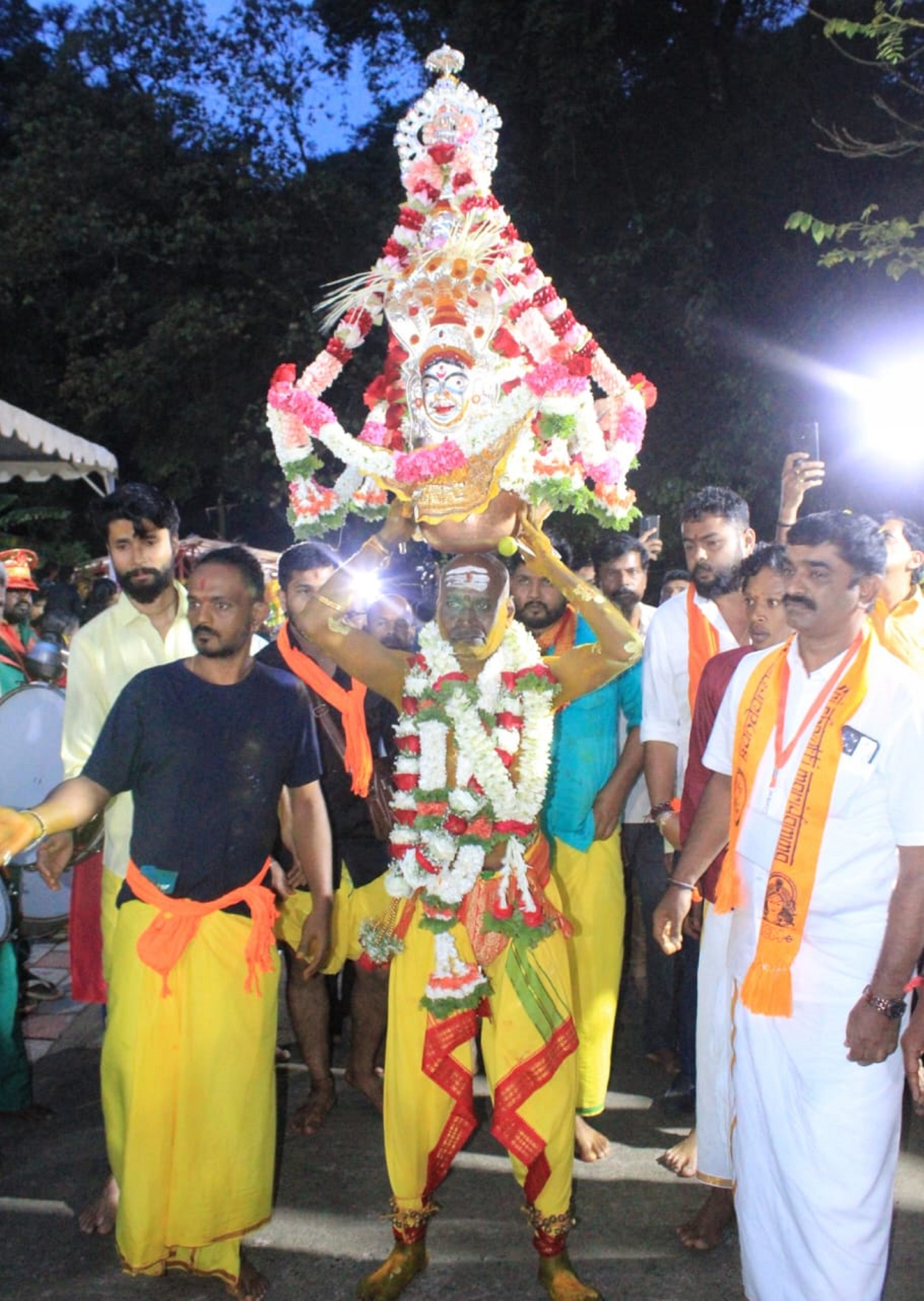 ಮಡಿಕೇರಿಯಲ್ಲಿ ಸೋಮವಾರ ನಡೆದ ಕರಗೋತ್ಸವದಲ್ಲಿ ಕರಗ ಹೊತ್ತ ಕರಗಧಾರಿಯೊಬ್ಬರು ಹೆಜ್ಜೆ ಹಾಕಿದರು