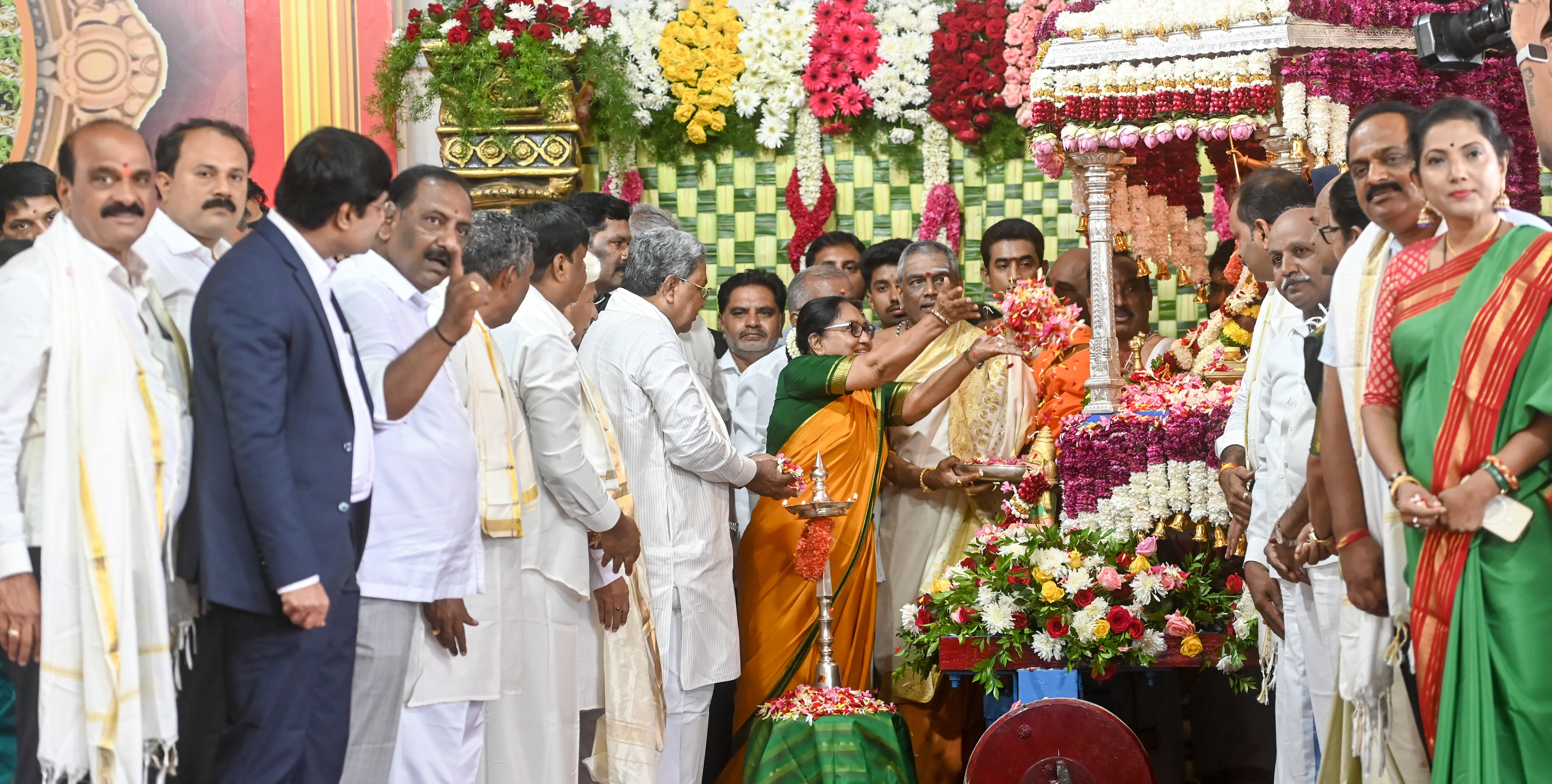 ಲೇಖಕಿ ಬಾನು ಮುಷ್ತಾಕ್‌ ಅವರು ಚಾಮುಂಡೇಶ್ವರಿ ದೇವಿಯ ಉತ್ಸವ ಮೂರ್ತಿಗೆ ಪುಷ್ಪಅರ್ಪಿಸಿ ನಾಡಹಬ್ಬಕ್ಕೆ ಚಾಲನೆ ನೀಡಿದರು. ಮುಖ್ಯಮಂತ್ರಿ ಸಿದ್ದರಾಮಯ್ಯ ಹಾಗೂ ಸಚಿವರು ಸಾಥ್ ನೀಡಿದರು– ಪ್ರಜಾವಾಣಿ ಚಿತ್ರ: ಅನೂಪ್‌ರಾಘ ಟಿ.