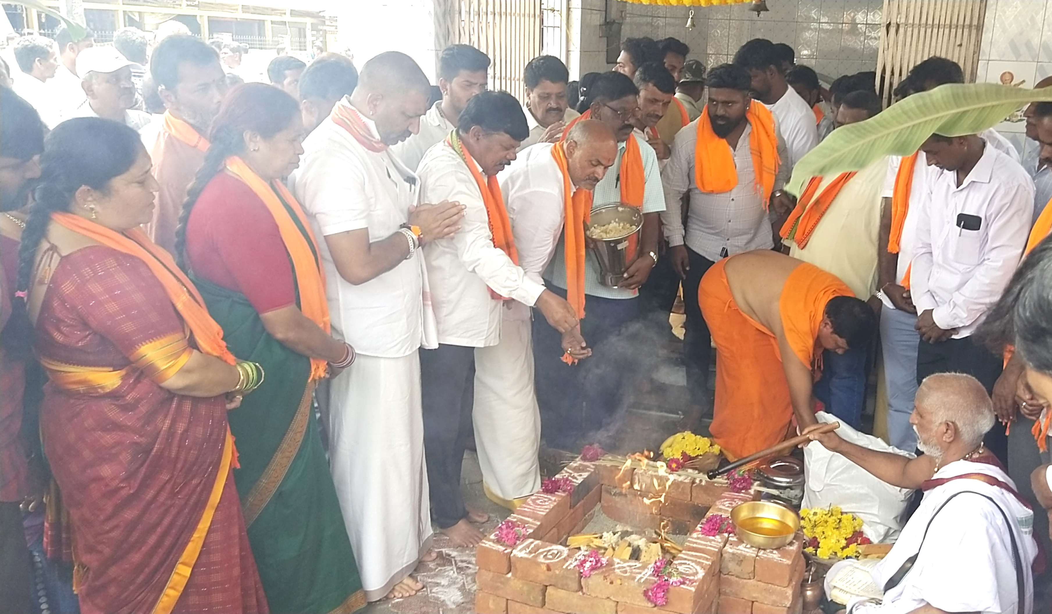 ಬೇಲೂರಿನ ಪುರಸಭೆ ಆವರಣದ ವರಸಿದ್ದಿ ವಿನಾಯಕ ಮೂರ್ತಿಗೆ ಹೋಮ ಹವನ ನಡೆಸಿ ಶುದ್ಧಿಗೊಳಿಸಲಾಯಿತು. ಶಾಸಕ ಎಚ್.ಕೆ. ಸುರೇಶ್ ದೇಗುಲ ಸಮಿತಿ ಅಧ್ಯಕ್ಷ ವಿರೂಪಾಕ್ಷ ತೀರ್ಥಂಕರ್ ಪಾಲ್ಗೊಂಡಿದ್ದರು