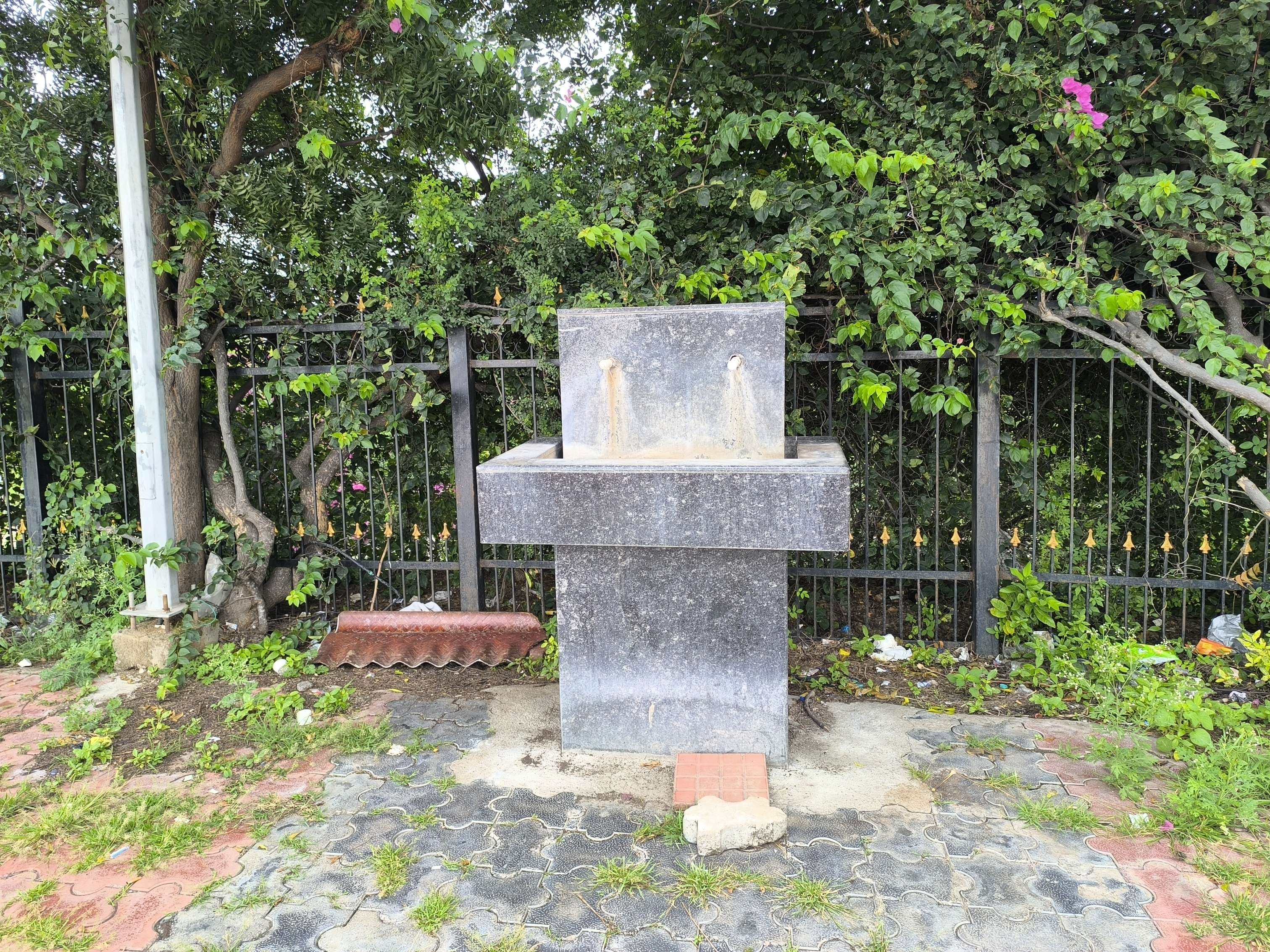 ರೈಲ್ವೆ ನಿಲ್ದಾಣದ ಪ್ಲಾಟ್ ಫಾರ್ಮ್‌ನಲ್ಲಿ ಇದ್ದೂ ಇಲ್ಲದಂತಿರುವ ನಳ