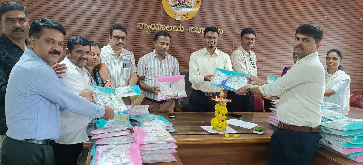 ಶೃಂಗೇರಿ: ಸಮೀಕ್ಷೆಯ ಗಣತಿದಾರರಿಗೆ ಕಿಟ್ ವಿತರಣೆ