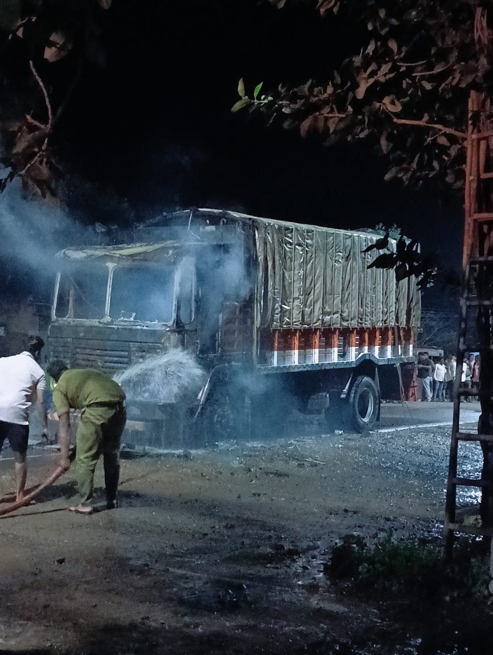 ಐನಾಪುರ ಪಟ್ಟಣದಲ್ಲಿ ಲಾರಿಗೆ ಹಚ್ಚಿದ್ದ ಬೆಂಕಿಯನ್ನು ಅಗ್ನಿಶಾಮಕ ದಳ ಸಿಬ್ಬಂದಿ ನಂದಿಸಿದರು