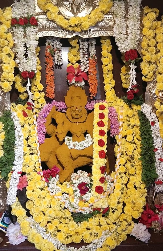 ಎಚ್.ಡಿ.ಕೋಟೆ ಪಟ್ಟಣದ ಚಾಮುಂದೇಶ್ವರಿ ಮೂರ್ತಿಗೆ ವಿಶೇಷ ಅಲಂಕಾರ ಮಾಡಿರುವುದು