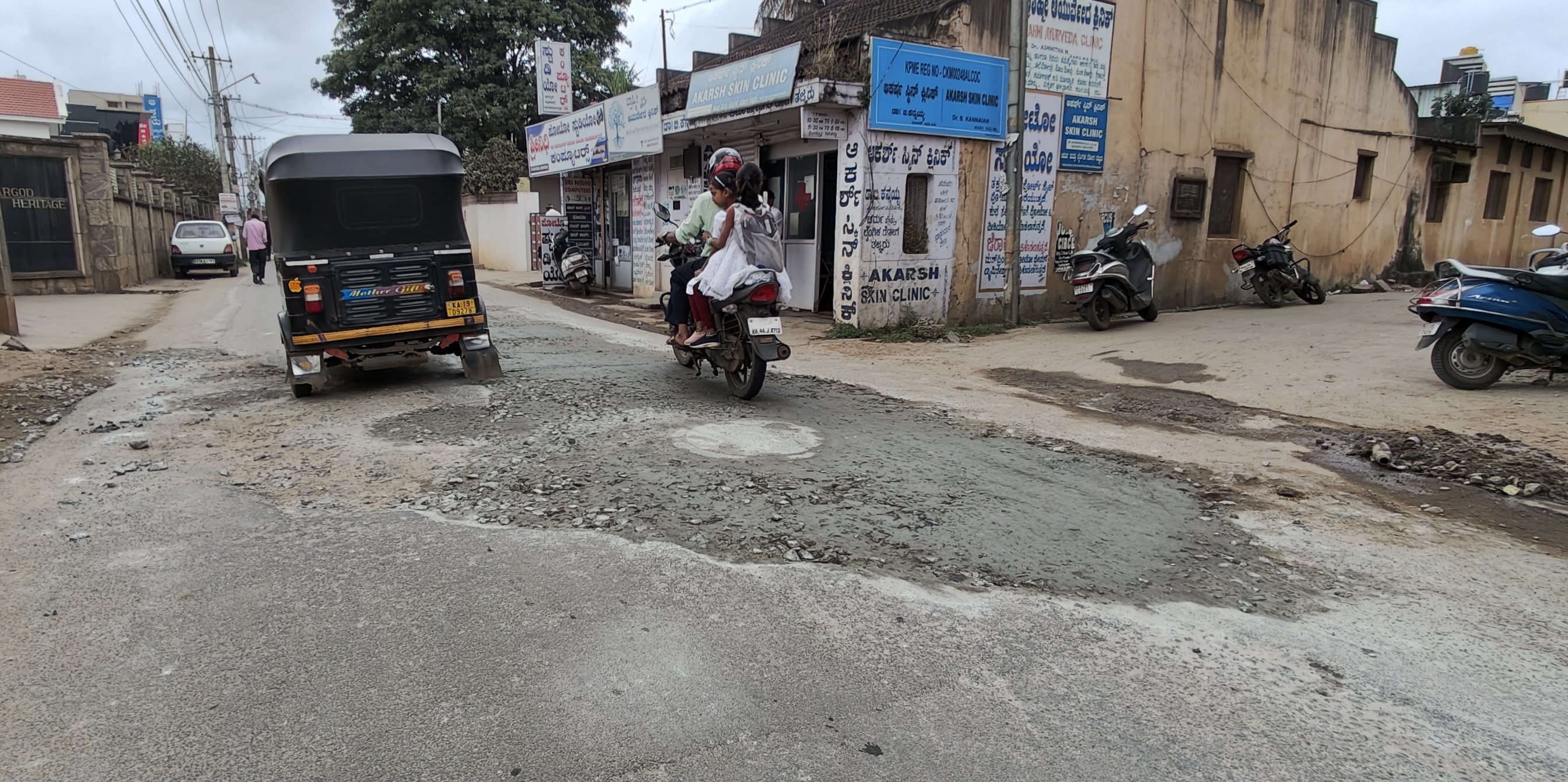 ಚಿಕ್ಕಮಗಳೂರಿನ ನಾಯ್ಡು ಬೀದಿಯಲ್ಲಿ ಬಿದ್ದಿದ್ದ ಗುಂಡಿಗಳಿಗೆ ಮಂಗಳವಾರ ವೆಟ್‌ಮಿಕ್ಸ್ ಹಾಕಿ ಮುಚ್ಚಿರುವುದು