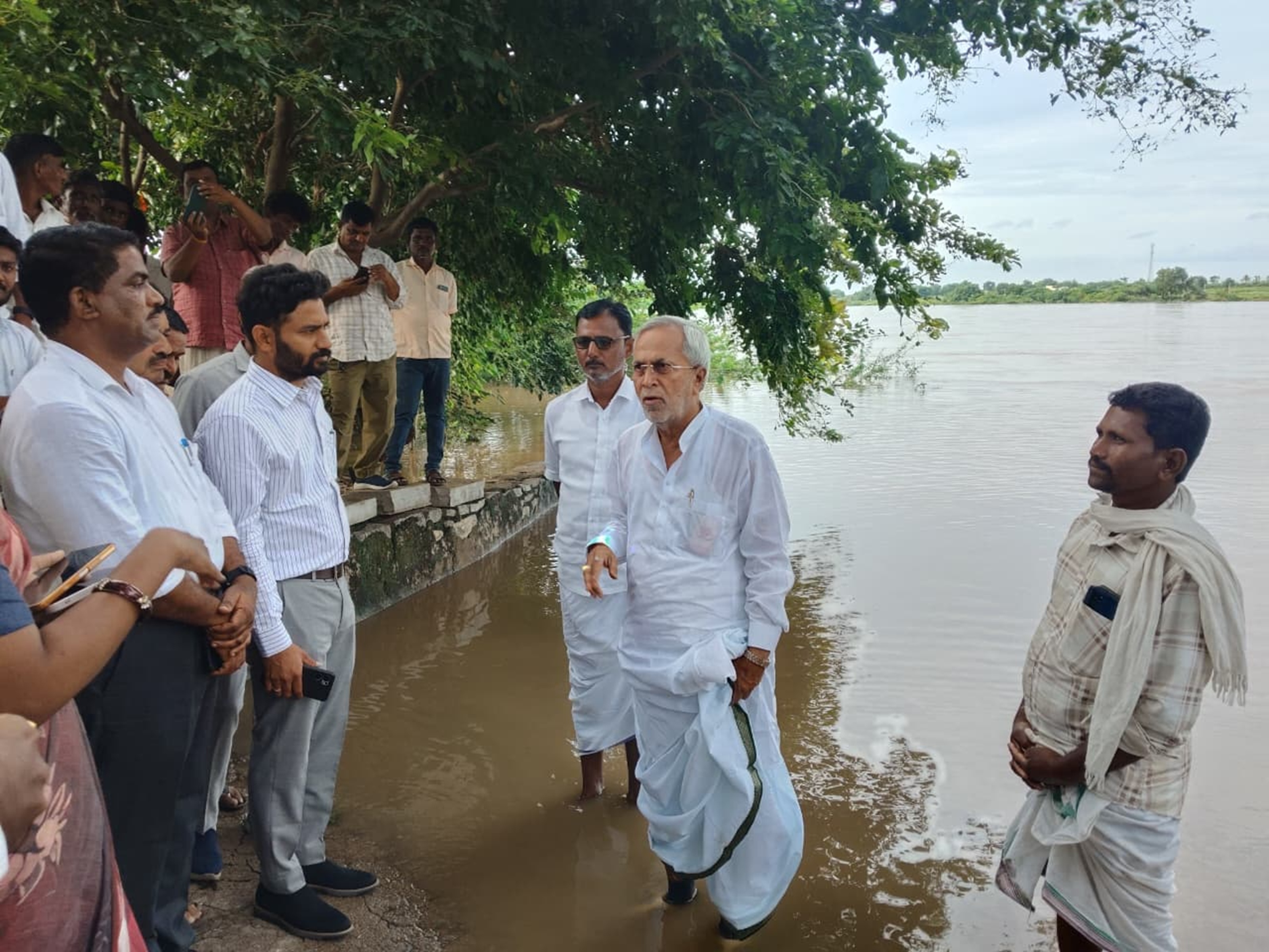 ಯಾದಗಿರಿಯಲ್ಲಿ ಮಂಗಳವಾರ ಭೀಮಾ ನದಿ ಪ್ರವಾಹಕ್ಕೆ ಒಳಗಾದ ಗ್ರಾಮಕ್ಕೆ ತೆರಳಿದ ಶಾಸಕ ಚನ್ನಾರೆಡ್ಡಿ ಪಾಟೀಲ ತುನ್ನೂರು ಅವರು ರೈತರ ಸಮಸ್ಯೆ ಆಲಿಸಿದರು