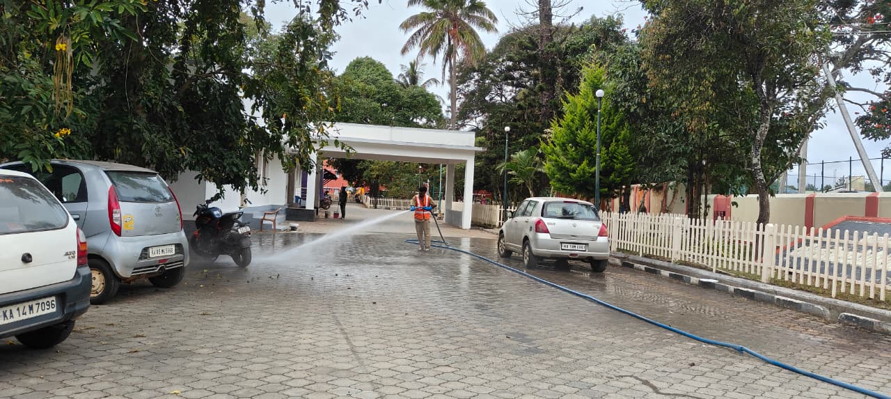 ಚಿಕ್ಕಮಗಳೂರಿನ ಪ್ರವಾಸಿ ಮಂದಿರದ ಆವರಣವನ್ನು ನೀರಿನಿಂದ ತೊಳೆಯುತ್ತಿರುವುದು