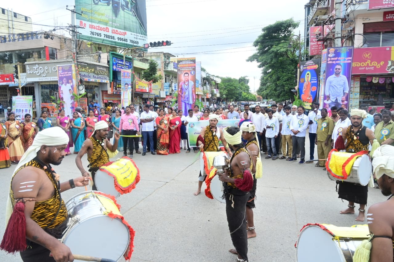 ಮೆರವಣಿಗೆಯಲ್ಲಿ ಭಾಗವಹಿಸಿದ್ದ ಡೊಳ್ಳು ಕುಣಿತ ಕಲಾವಿದರು