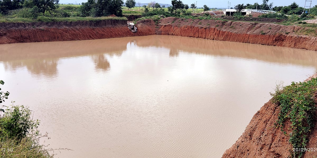 ಮರಂ ನೀಡಿ ಕೆರೆ ನಿರ್ಮಿಸಿಕೊಂಡ ರೈತರು: ಹಚ್ಚ ಹಸಿರಿನಿಂದ ಕಂಗೊಳಿಸುತ್ತಿರುವ ಜಮೀನು
